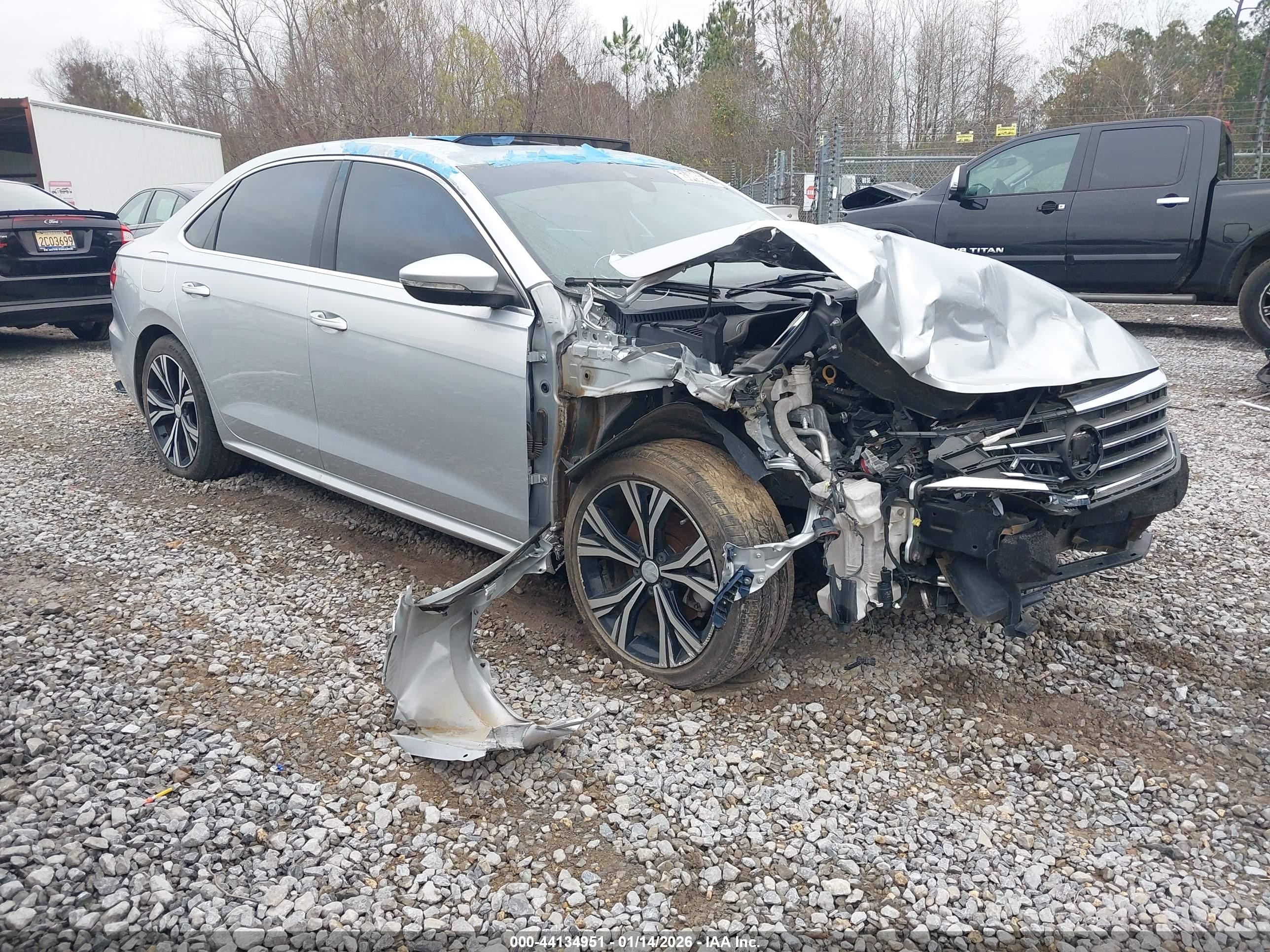 2021 Volkswagen Passat SE, VIN 1VWSA7A34MC007977 — Перед