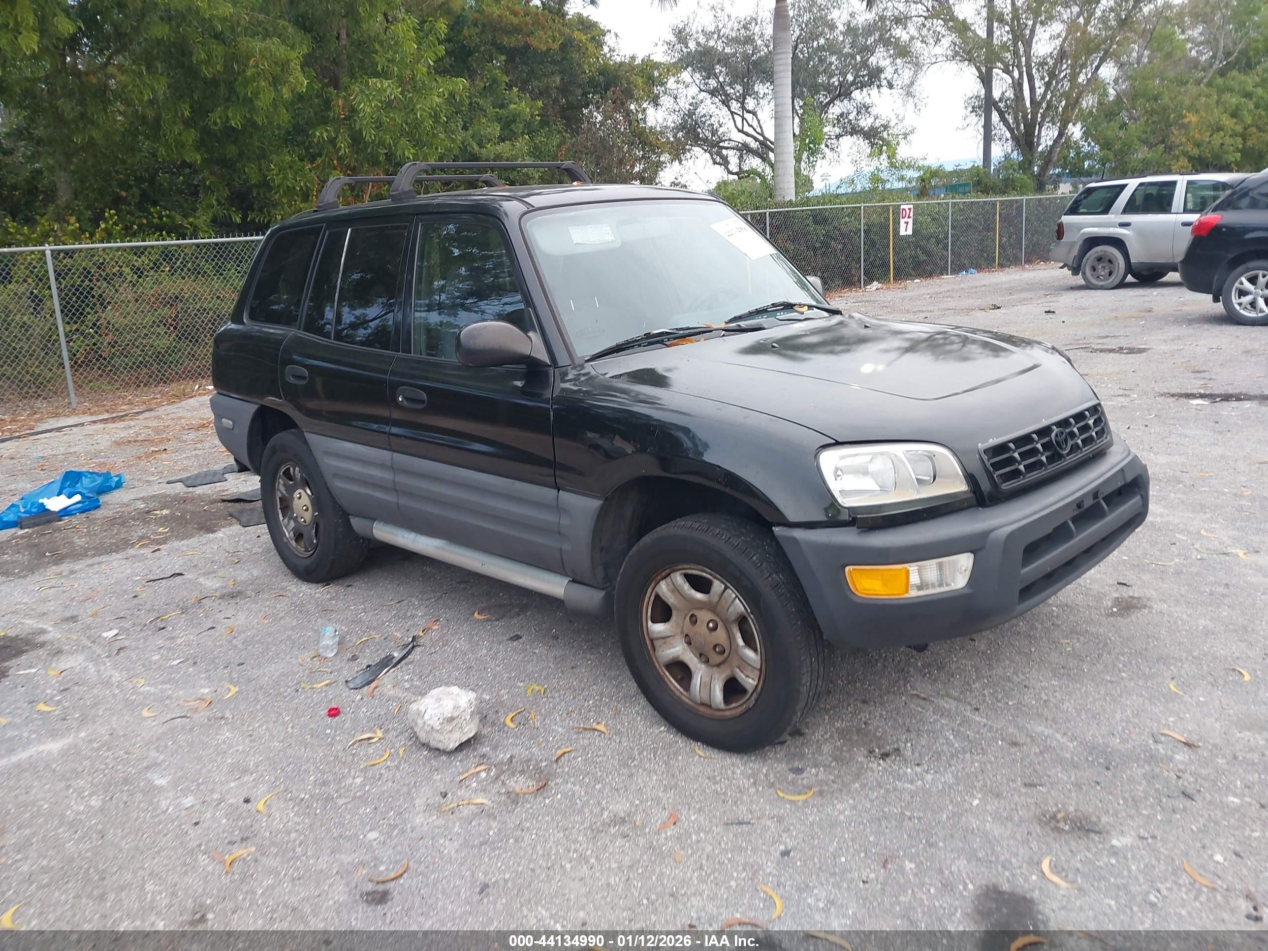 1998 Toyota RAV4, VIN JT3GP10V8W0026306 — Front end