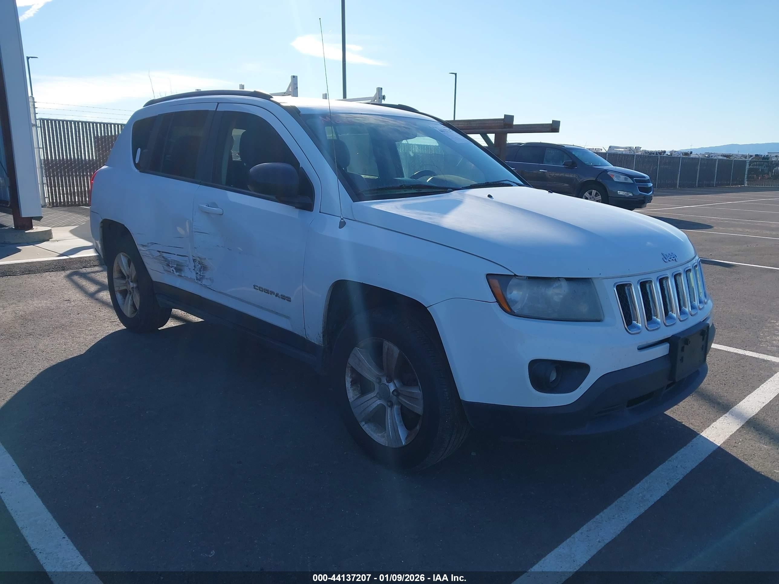 2016 Jeep Compass Sport, VIN 1C4NJCBA6GD641263 — Side