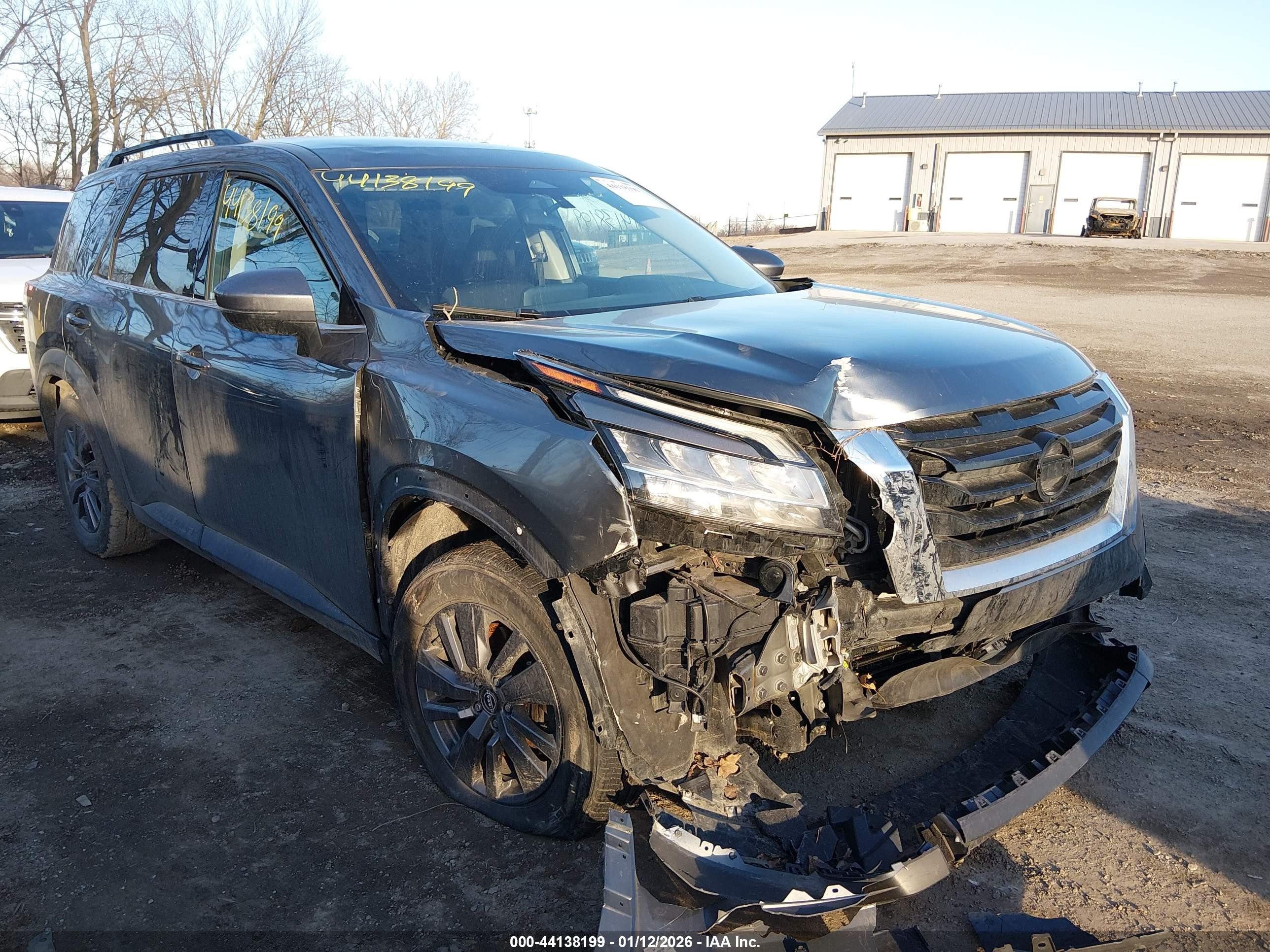 2022 Nissan Pathfinder SV, VIN 5N1DR3BA0NC237460 — Перед