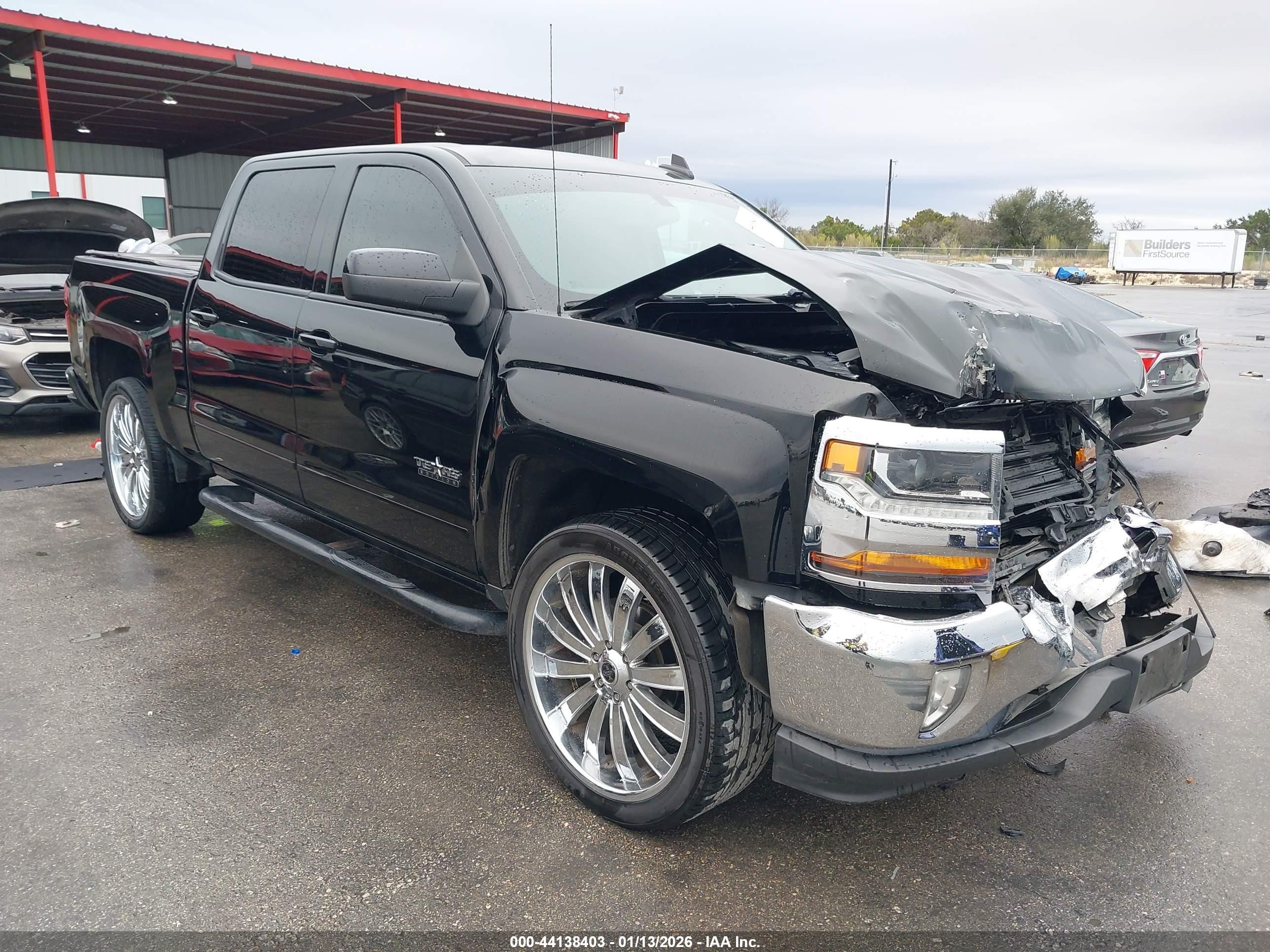2018 Chevrolet Silverado 1500 LT, VIN 3GCPCRECXJG492370 — Front end