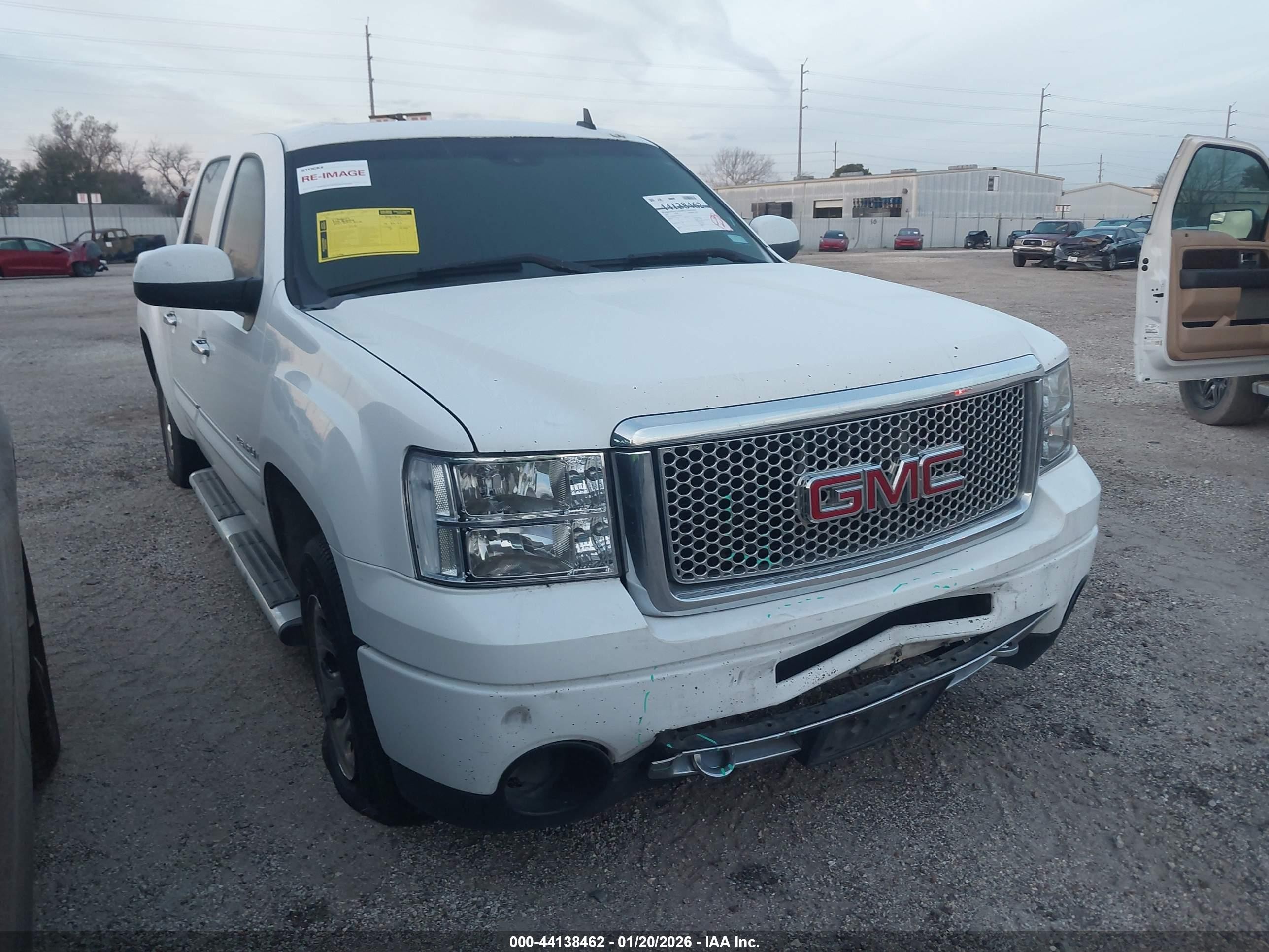 2007 GMC Sierra Denali, VIN 2GTEK638271683399 — Front end