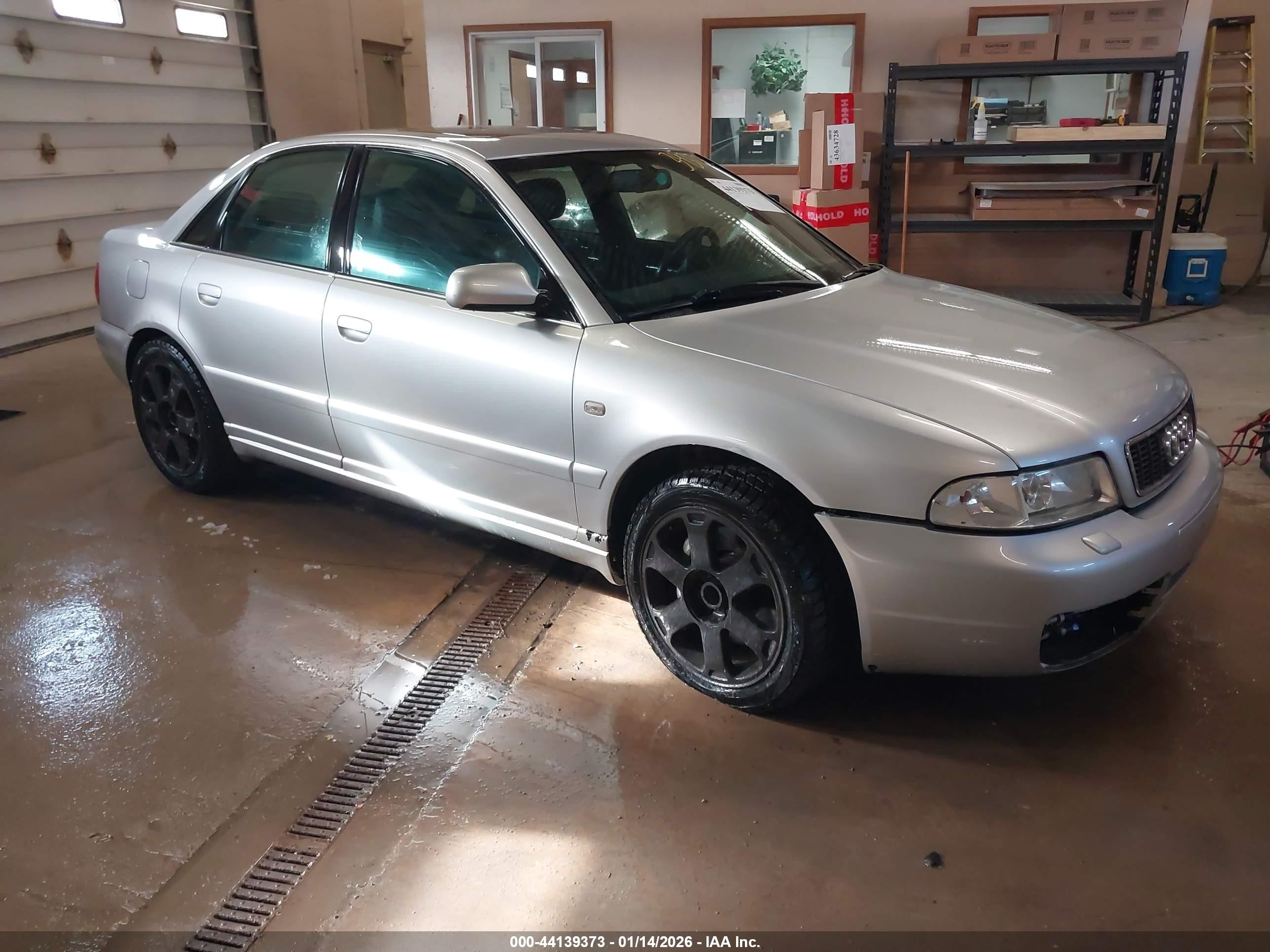 2001 Audi S4, VIN WAURD68D51A034935 — Перед
