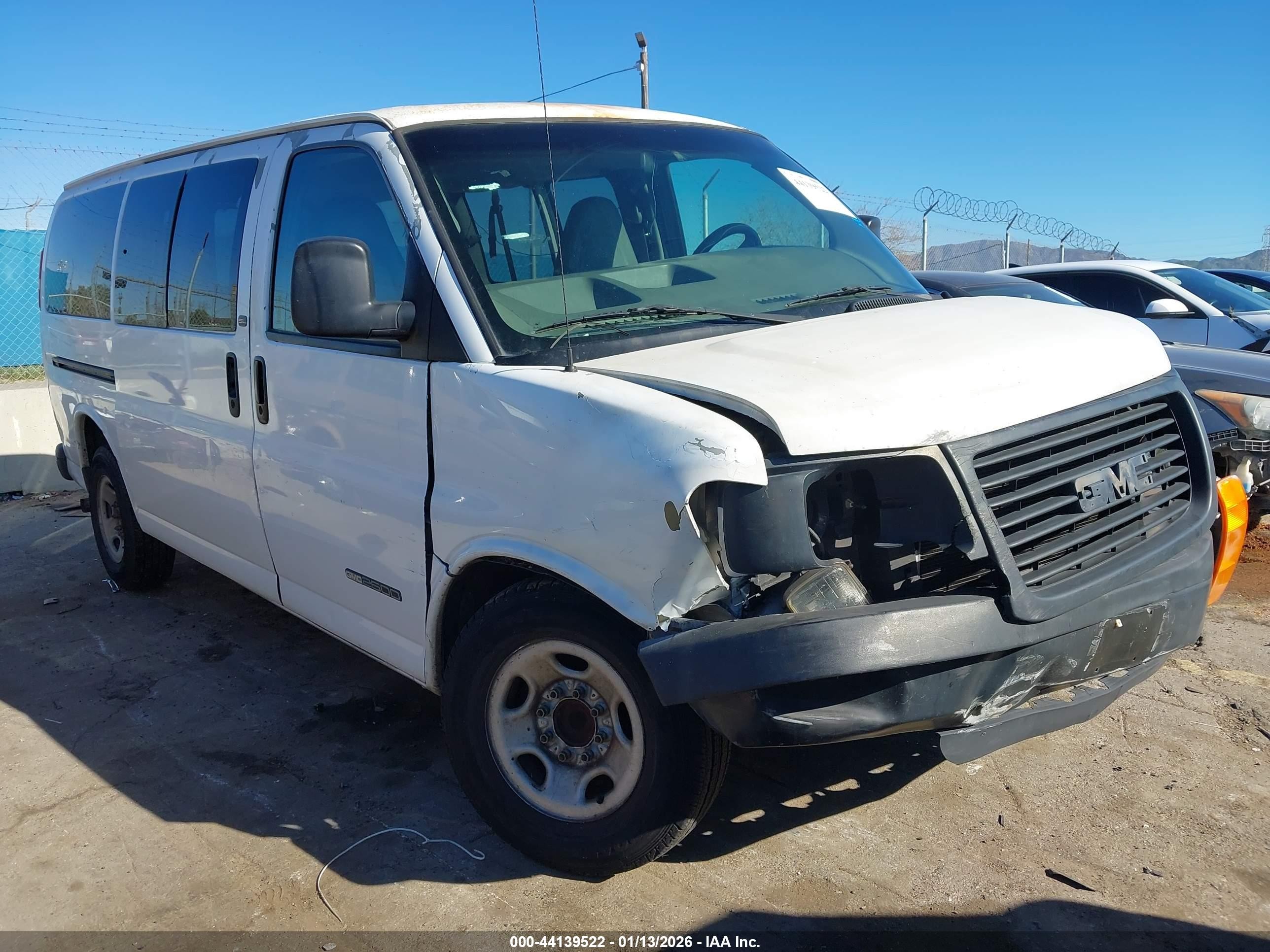 2005 GMC Savana, VIN 1GJGG25U551161231 — Front end