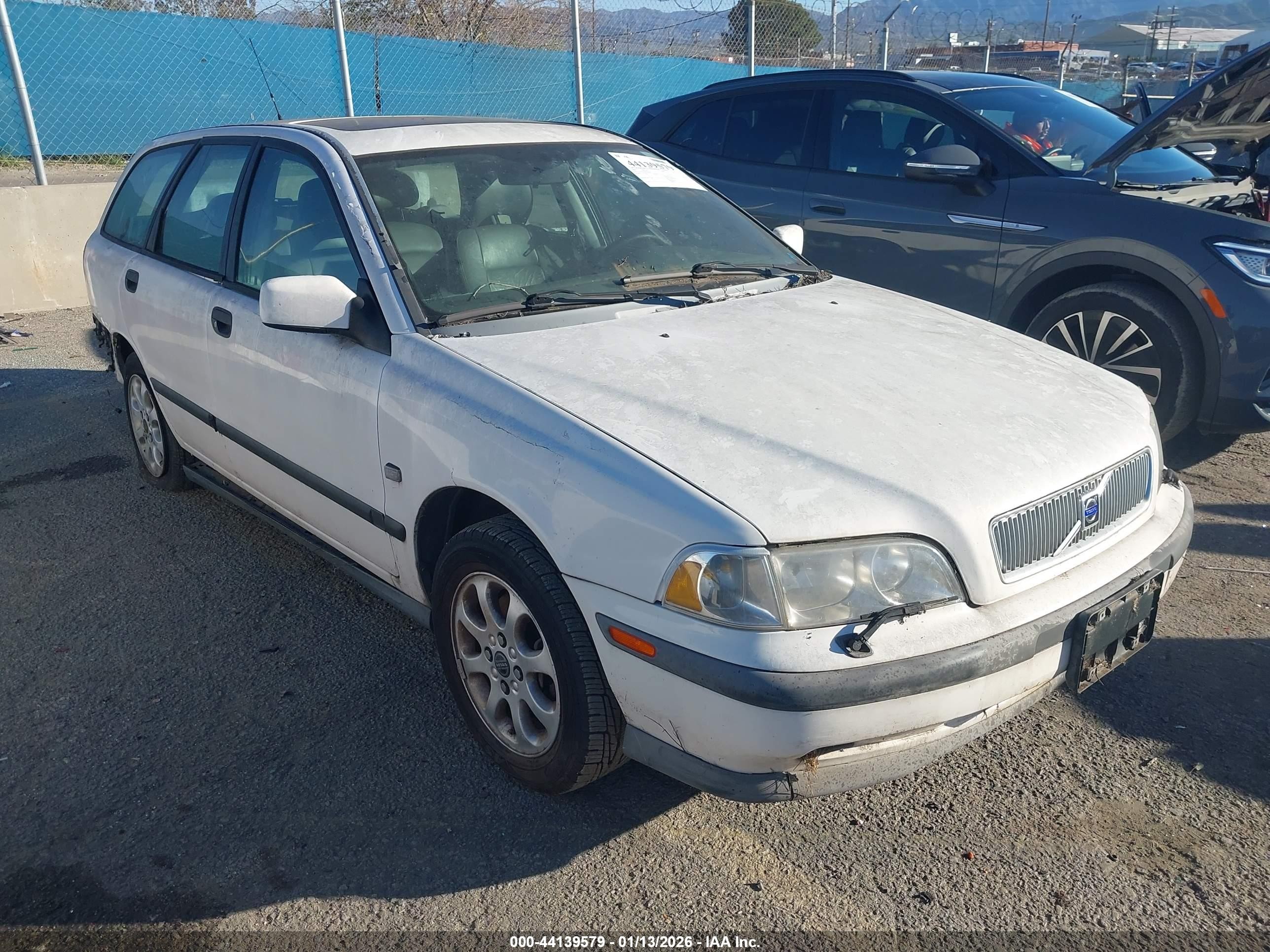 2000 Volvo V40, VIN YV1VW2554YF561017 — Зад