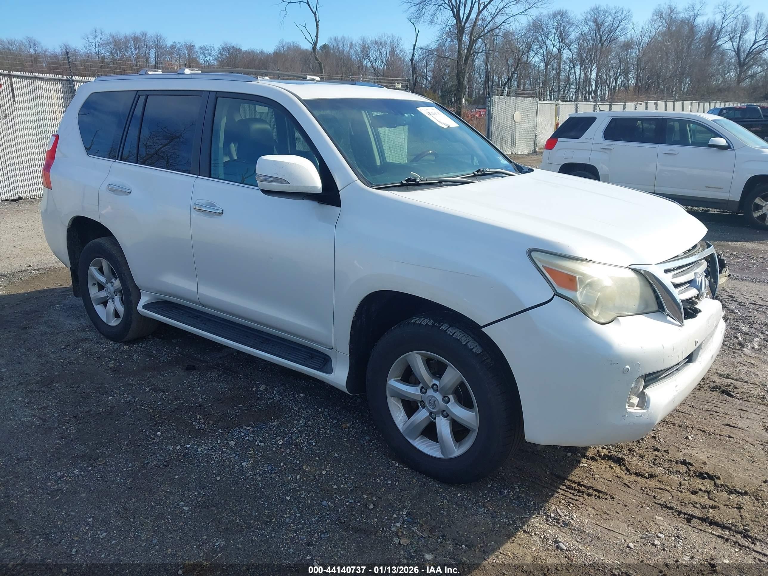 2011 Lexus GX 460, VIN JTJBM7FX8B5020431 — Front end