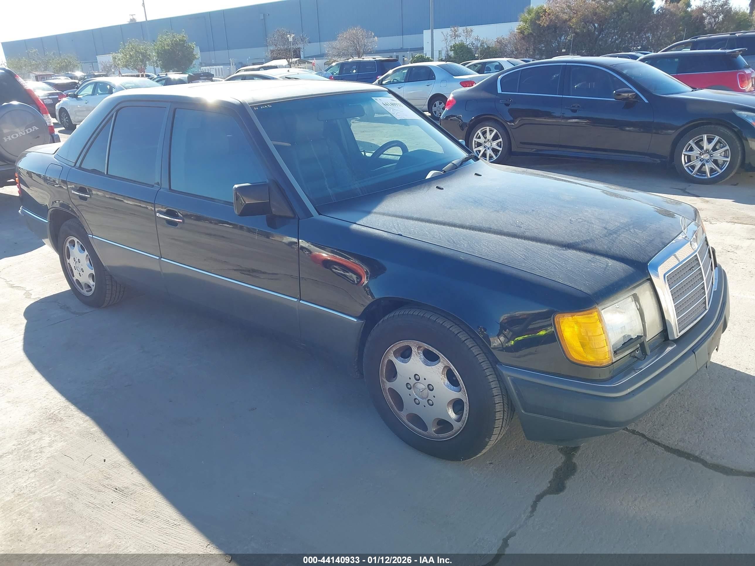 1992 Mercedes-Benz 400 E, VIN WDBEA34EXNB646943 — Rear end