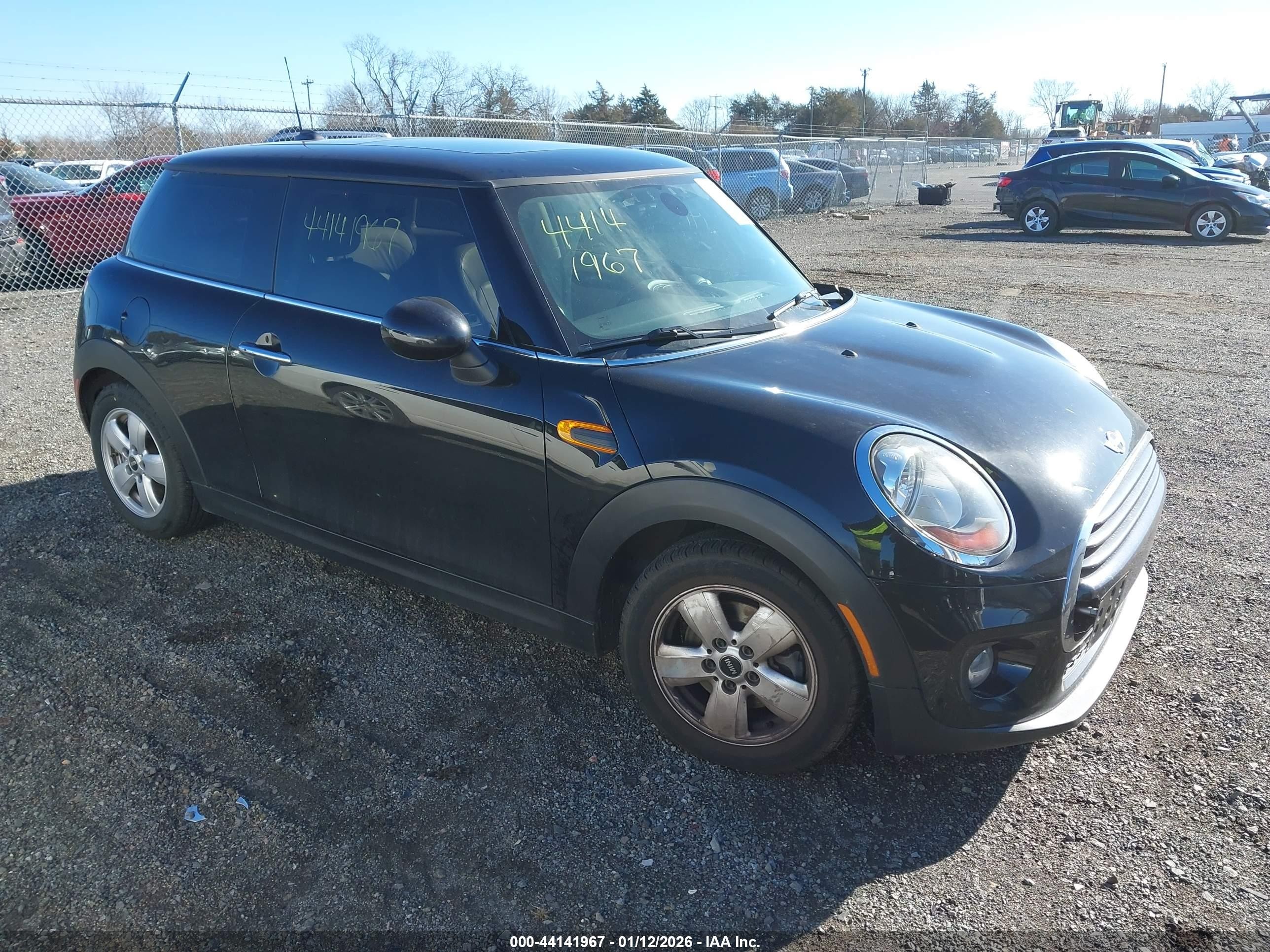 2016 MINI Hardtop, VIN WMWXP5C54G2D14585 — Перед