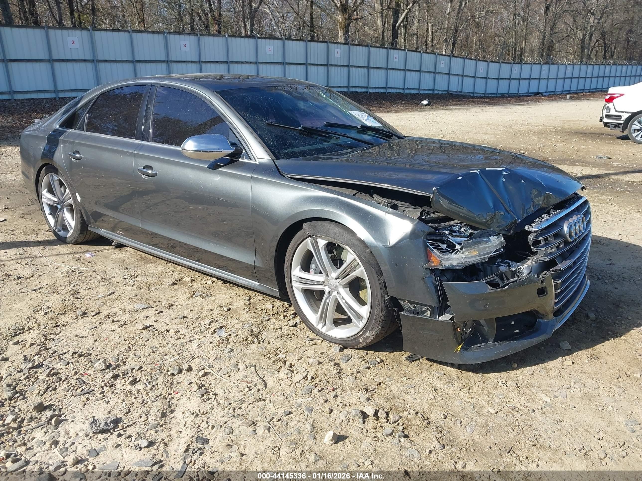 2015 Audi S8, VIN WAUK2AFD1FN019295 — Front end