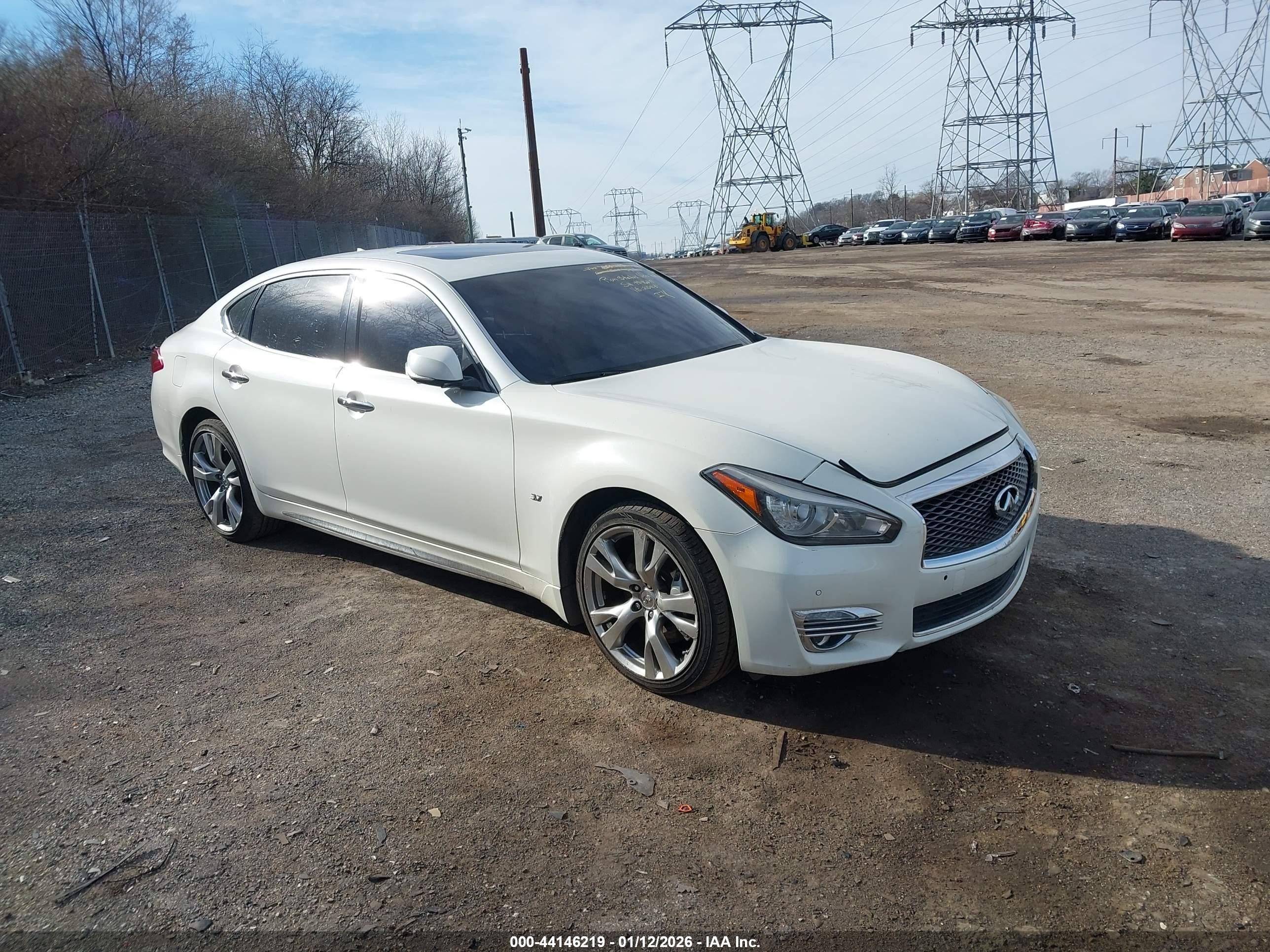 2017 Infiniti Q70 3.7, VIN JN1BY1PR6HM210413 — Фото с аукциона