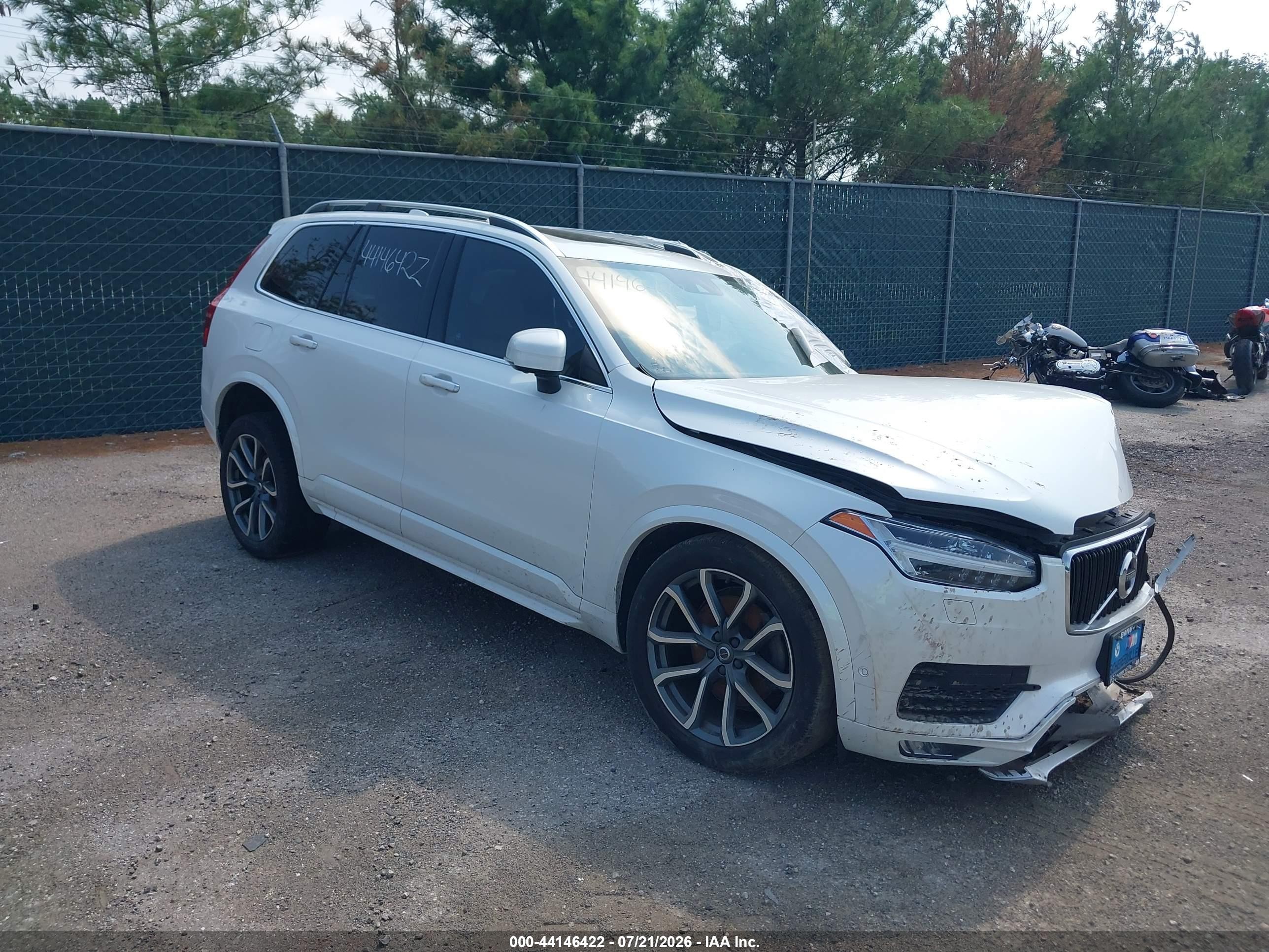 2018 Volvo XC90 Momentum, VIN YV4A22PK8J1194397 — Перед