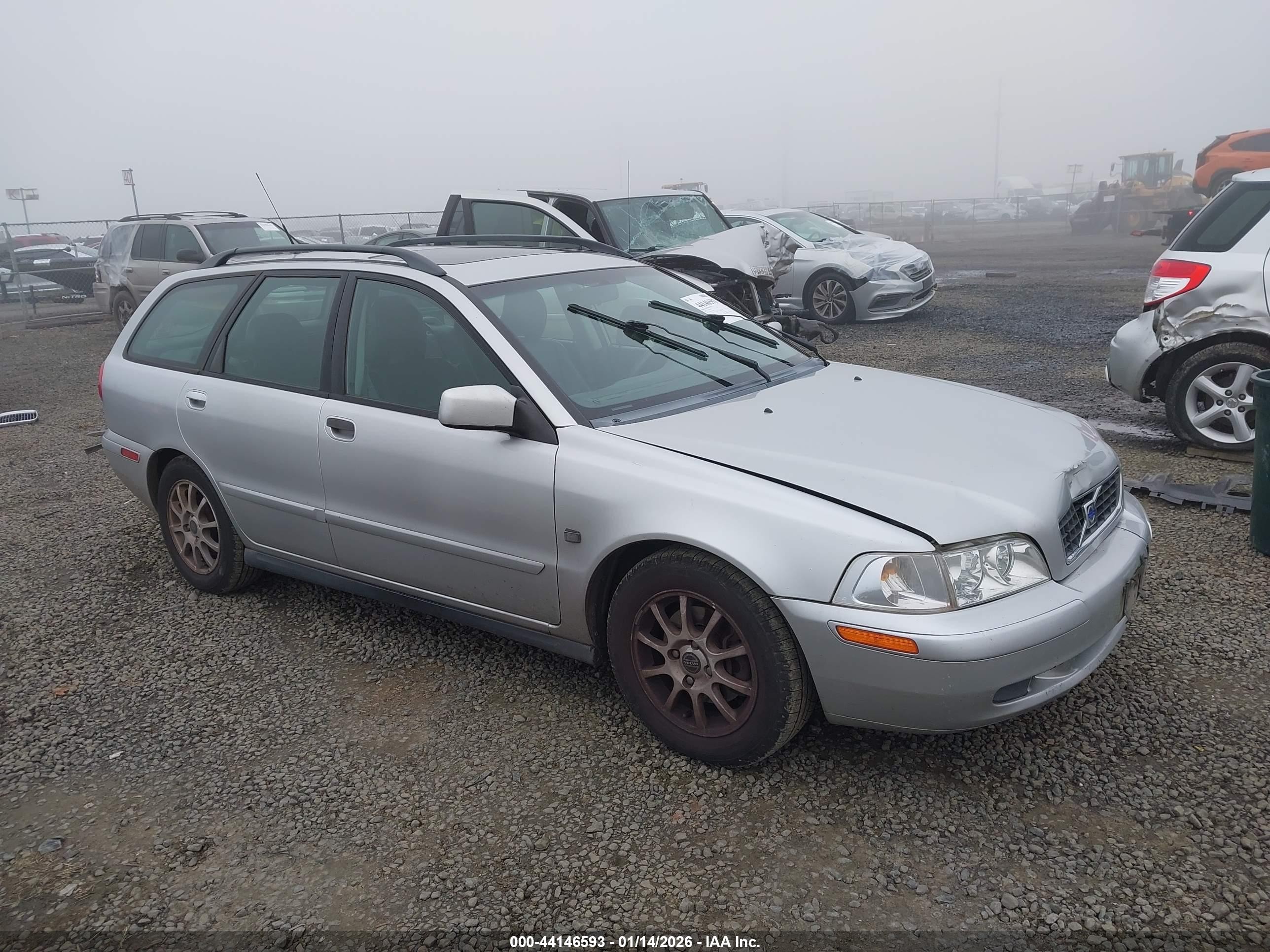 2003 Volvo V40, VIN YV1VW27523F979548 — Перед