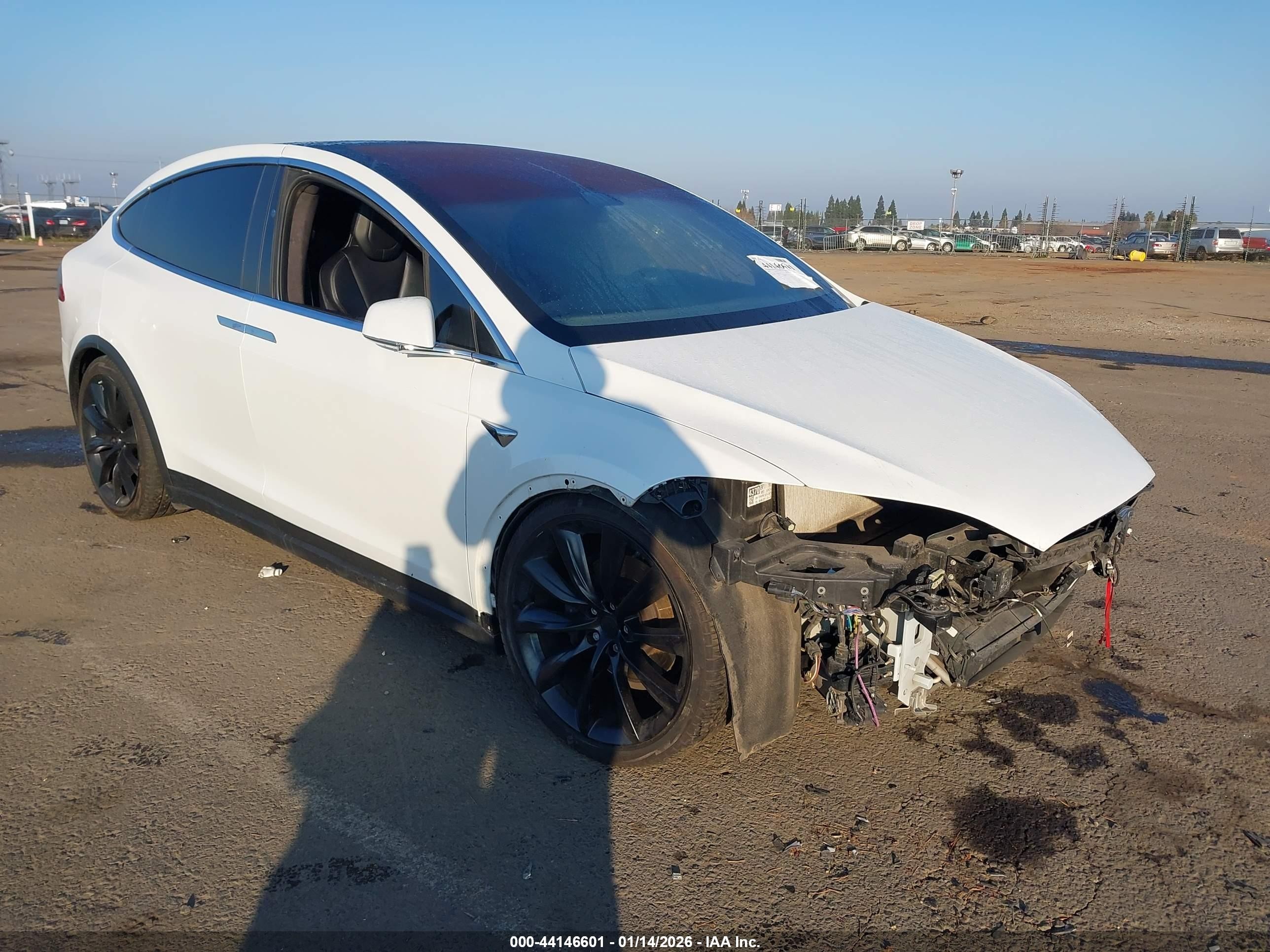 2019 Tesla Model X 75D, VIN 5YJXCAE23KF202437 — Front end