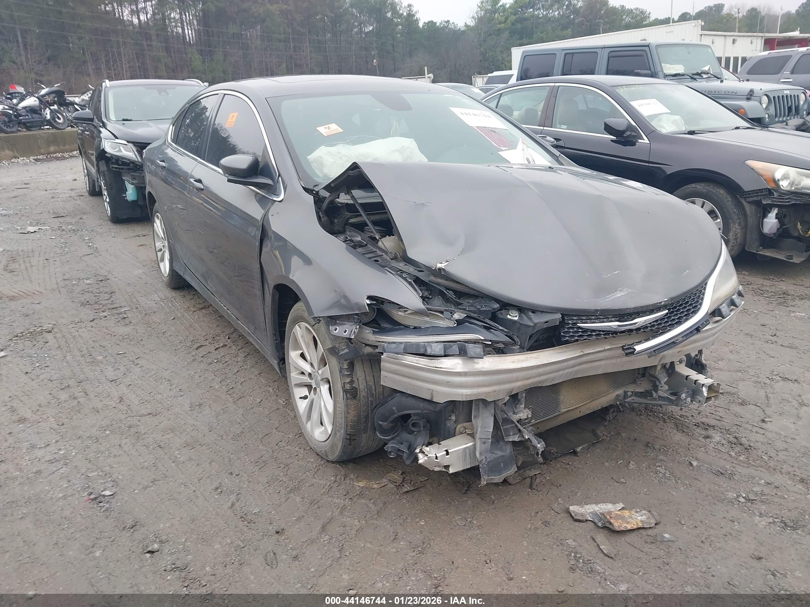 2015 Chrysler 200 Limited, VIN 1C3CCCAB9FN741270 — Front end
