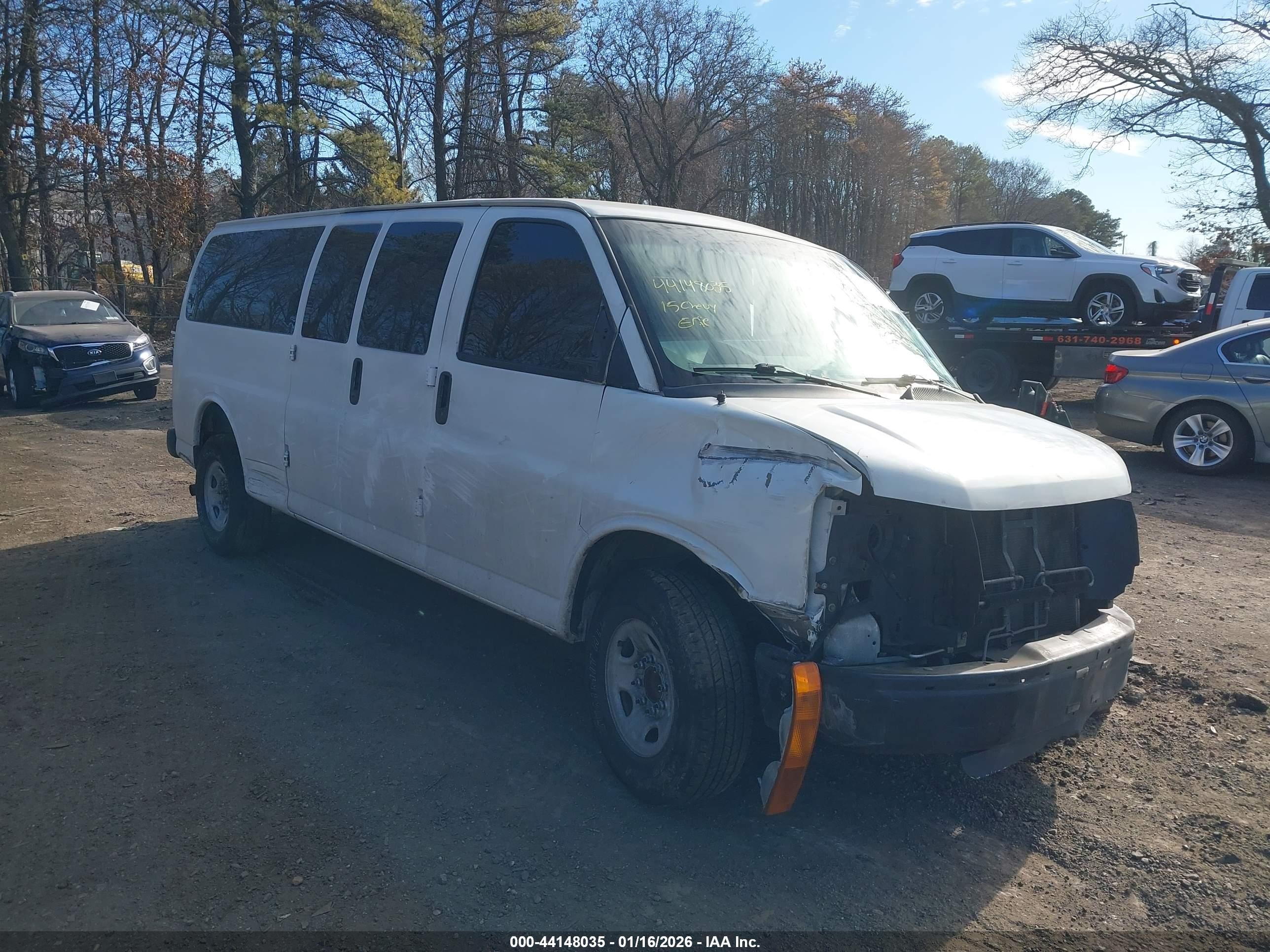 2015 Chevrolet Express 3500, VIN 1GAZGZFF9F1114304 — Side
