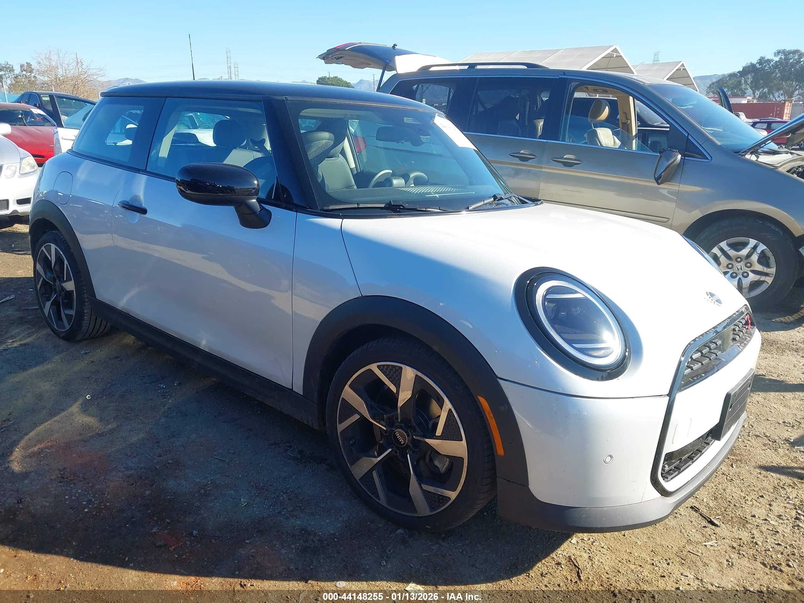 2025 MINI Hardtop Cooper S, VIN WMW23GD09S2X09808 — Днище