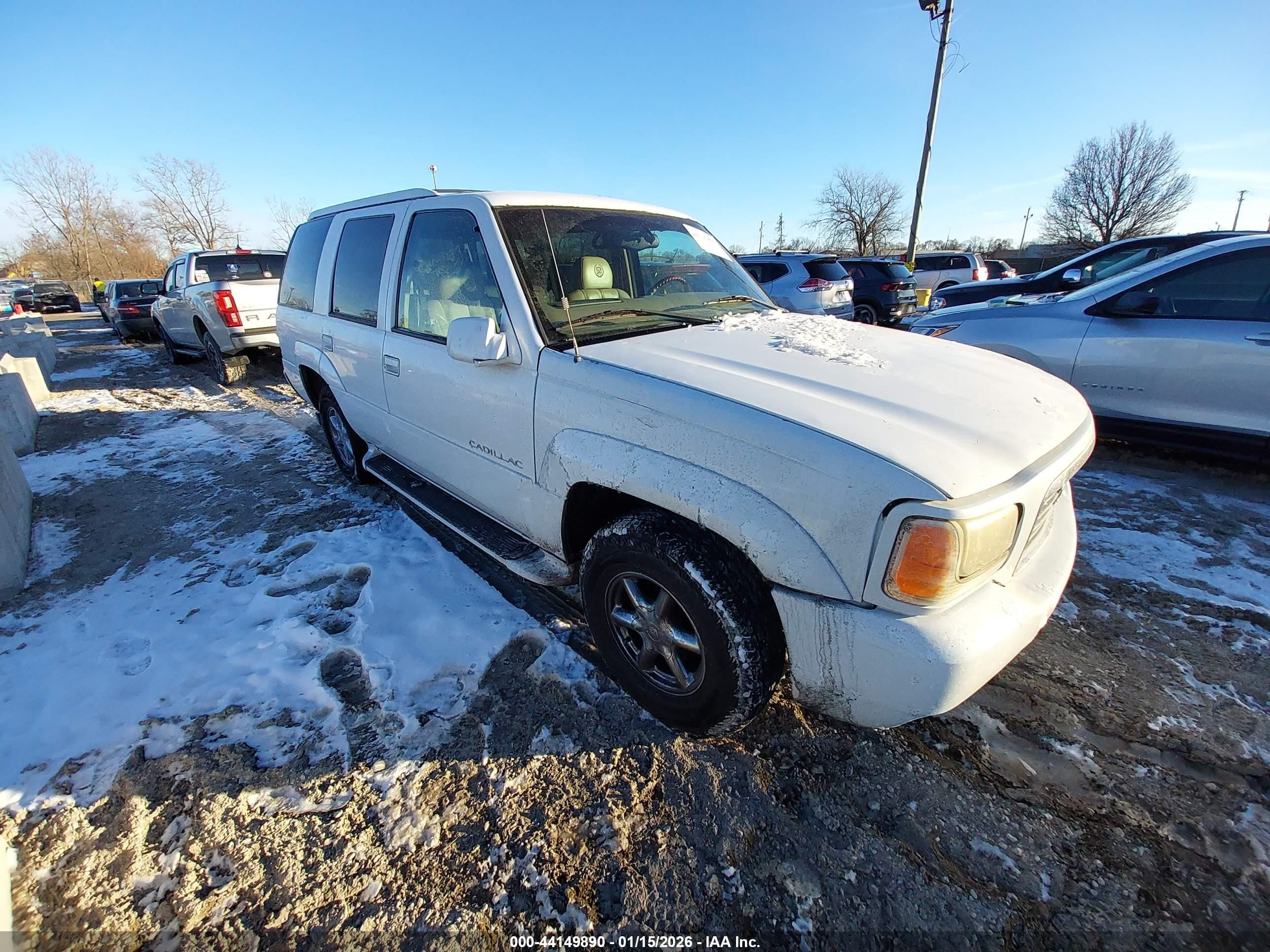 1999 Cadillac Escalade, VIN 1GYEK13R2XR401890 — Side