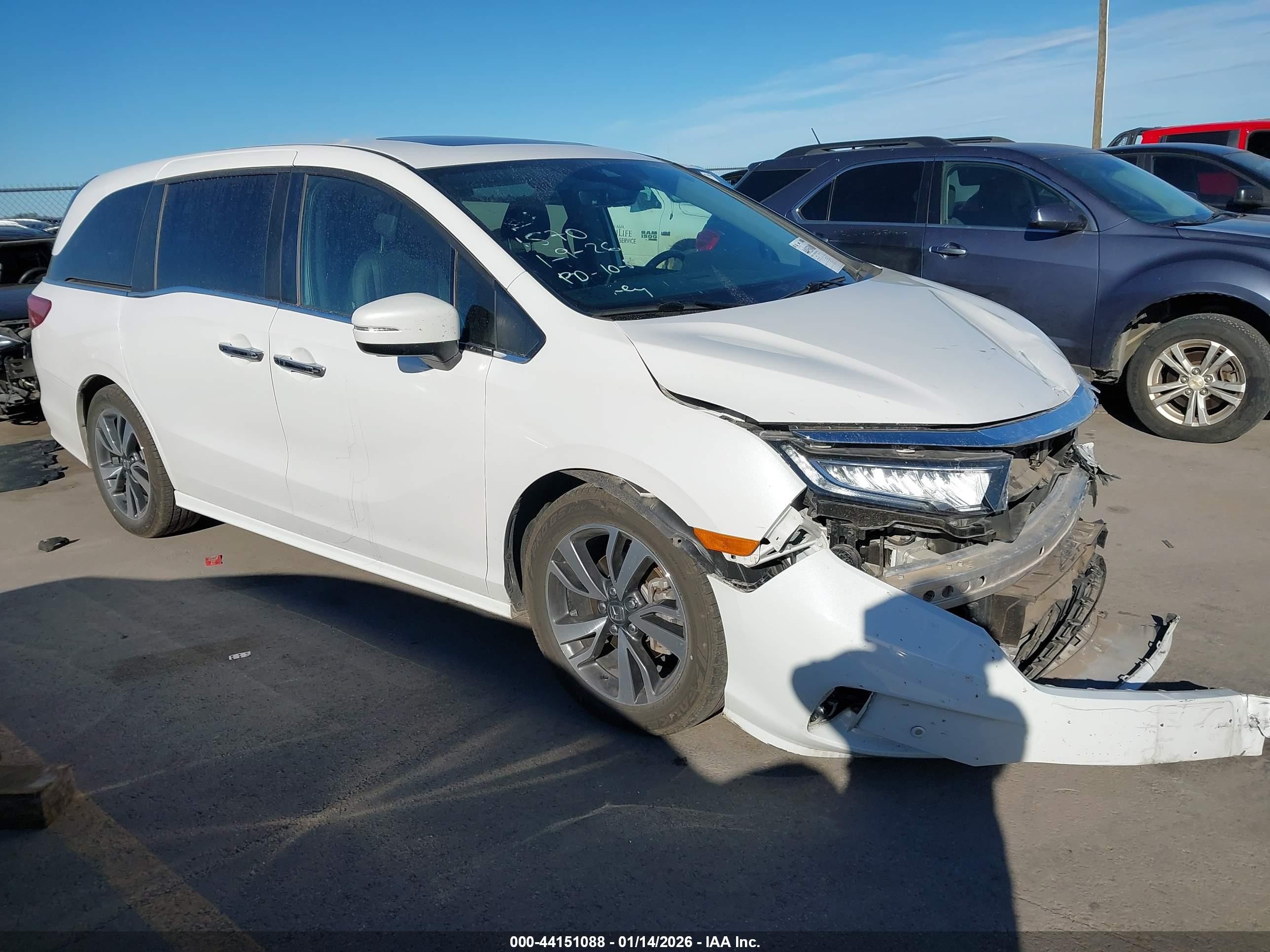 2023 Honda Odyssey Touring, VIN 5FNRL6H84PB061570 — Front end
