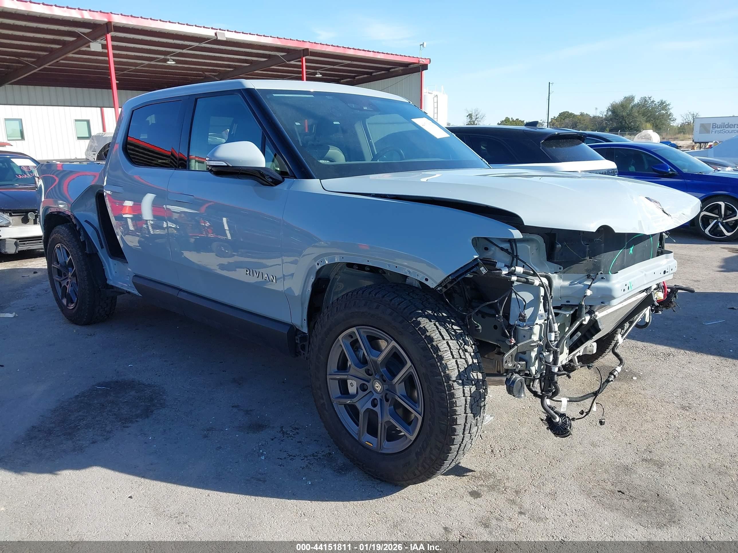 2025 Rivian R1T Adventure, VIN 7FCTGBAA5SN036827 — Front end