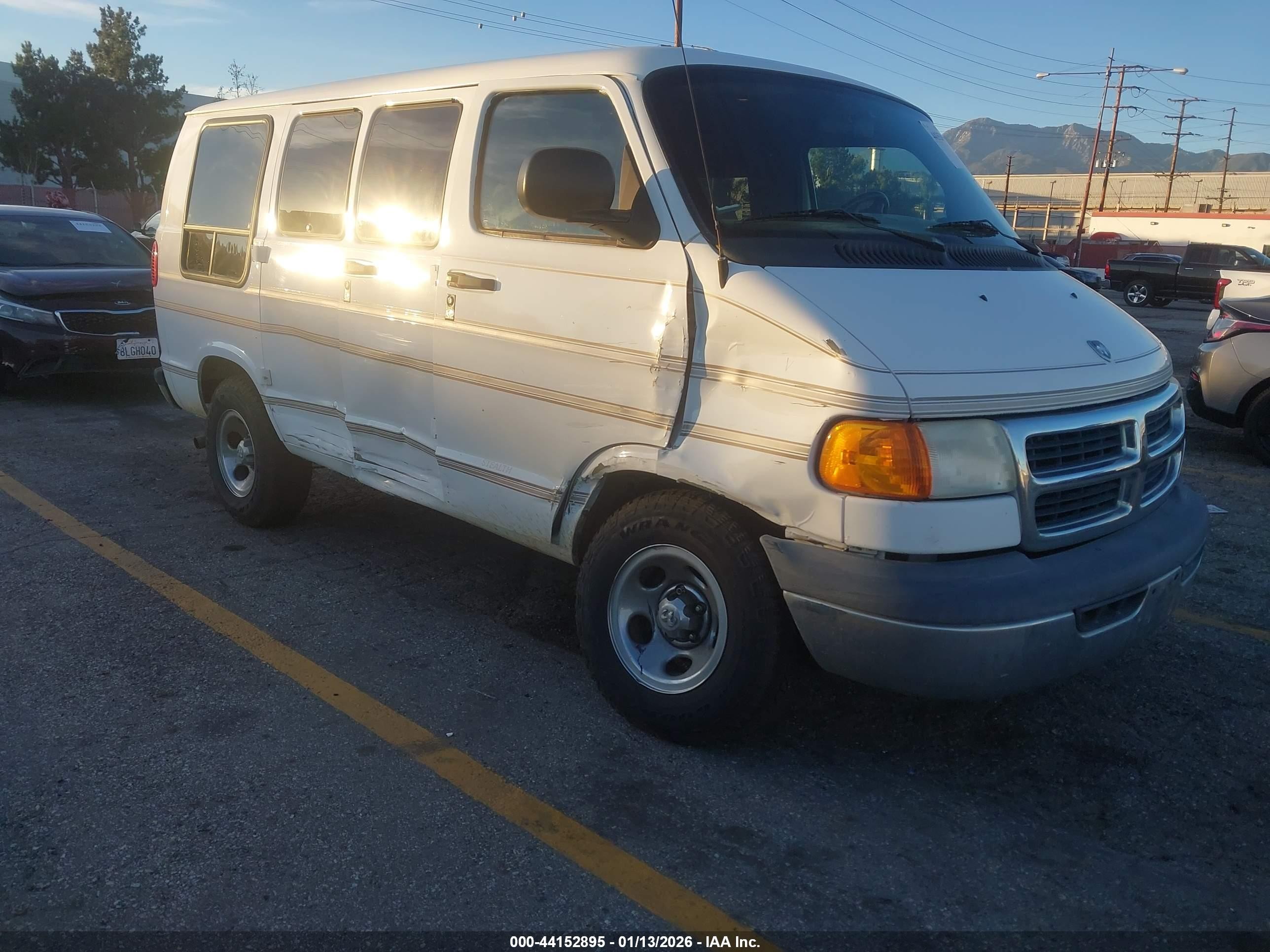 2000 Dodge Cargo, VIN 2B6HB11X1YK129314 — Бок