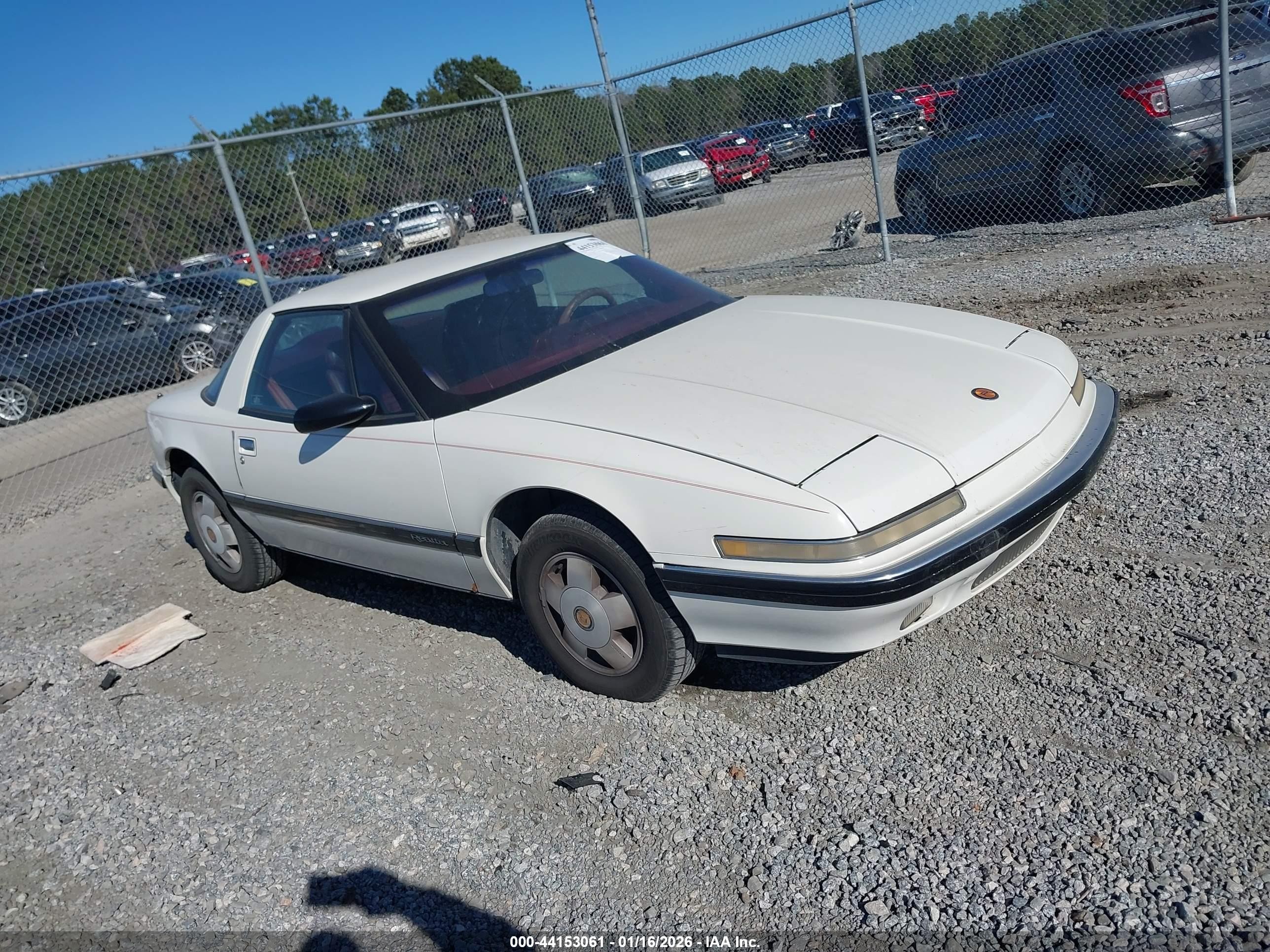 1990 Buick Reatta, VIN 1G4EC13C5LB902222 — Front end