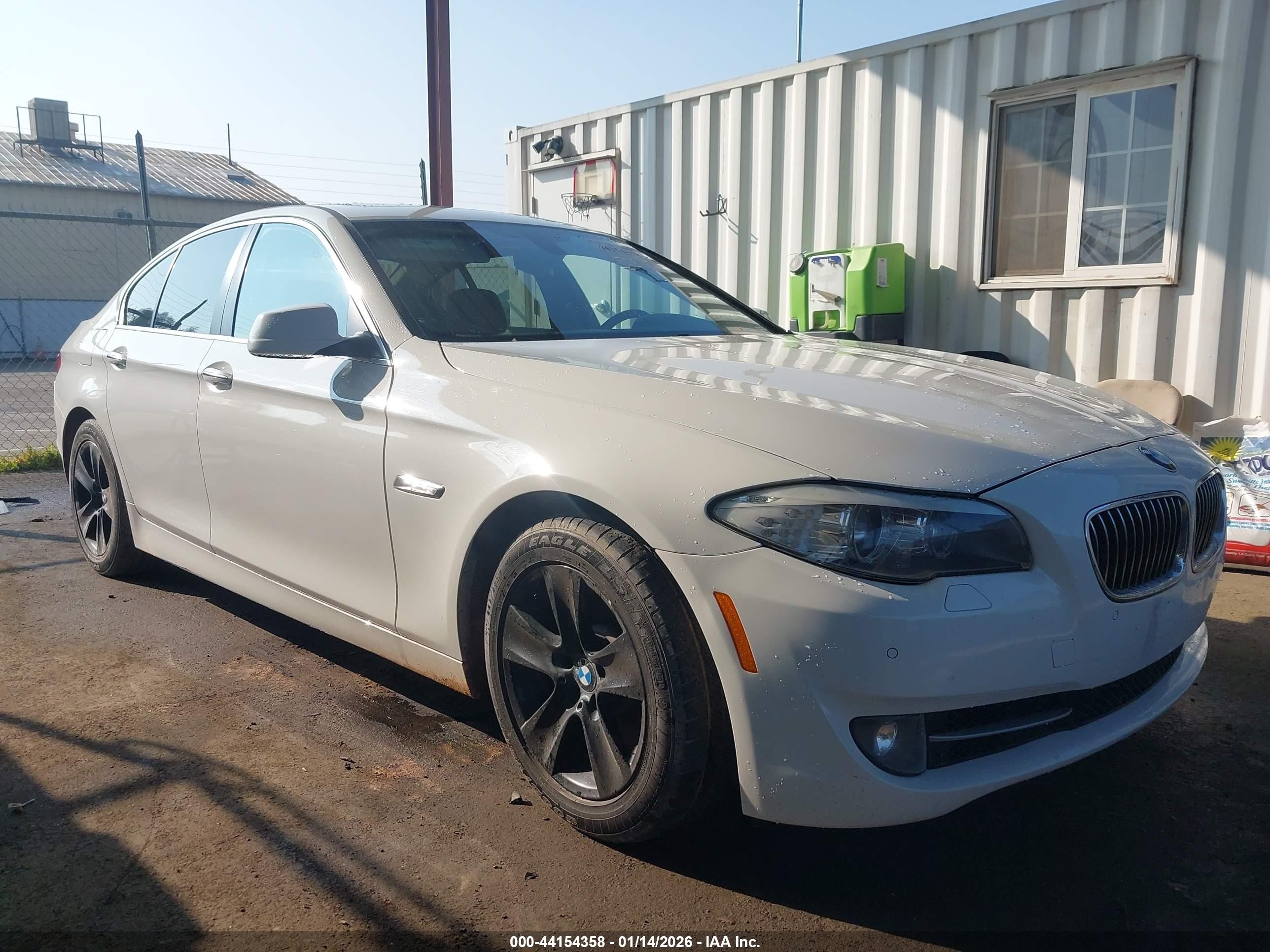 2013 BMW 5 Series 528i, VIN WBAXG5C52DD230181 — Днище