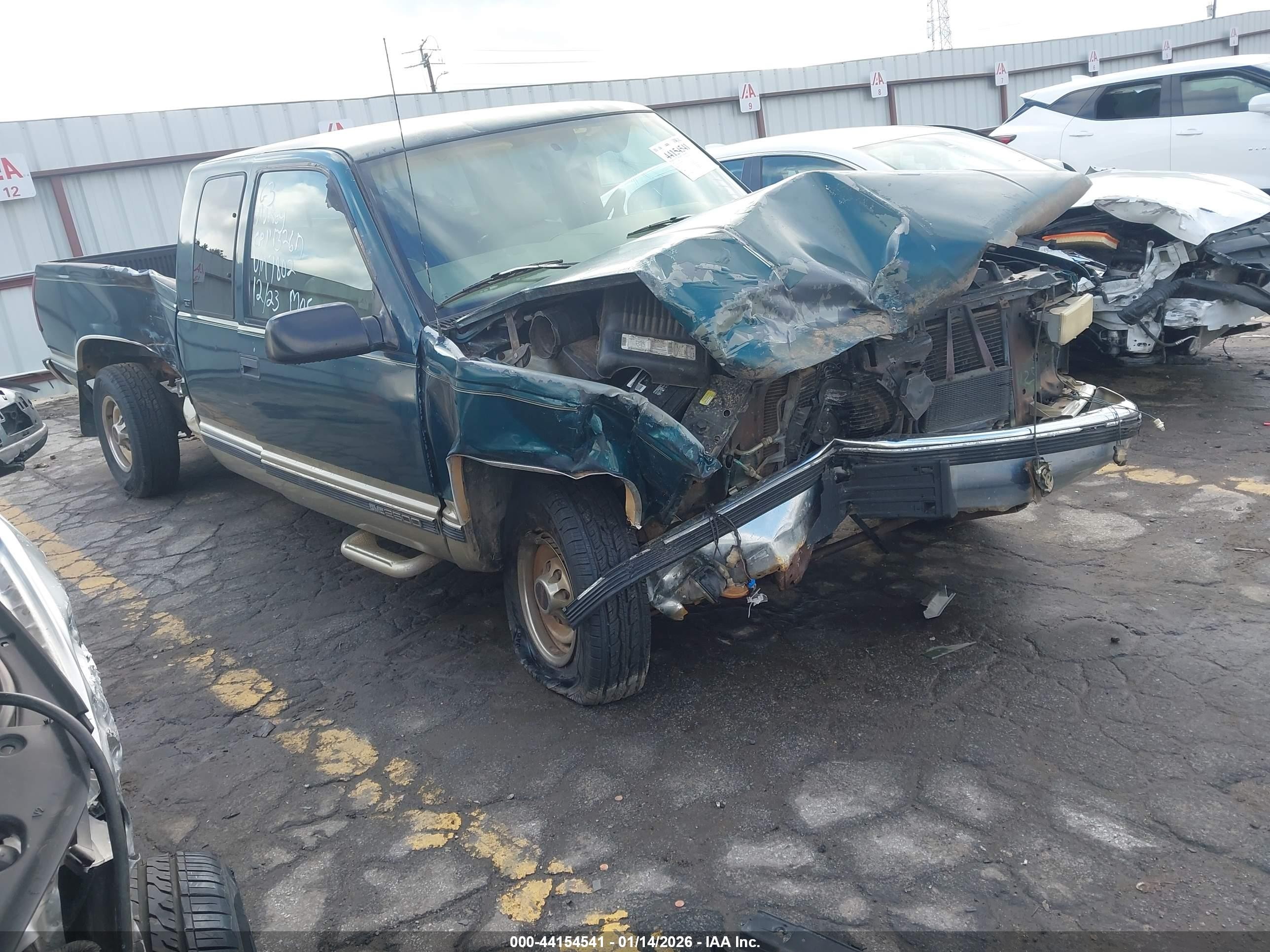 1997 GMC Sierra 2500, VIN 1GTGC29J7VE527802 — Front end