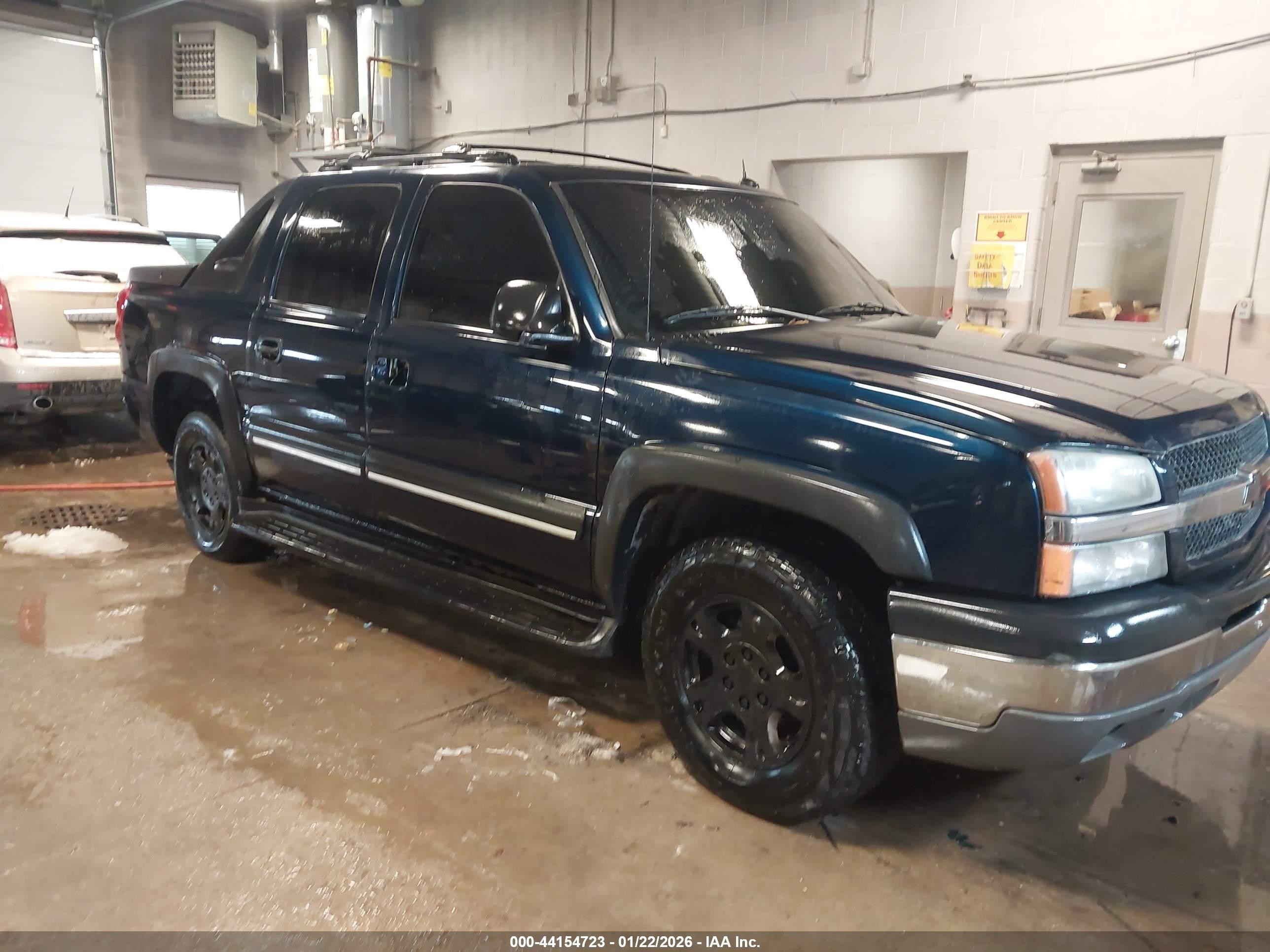 2004 Chevrolet Avalanche Z71, VIN 3GNEK12T94G187759 — Side