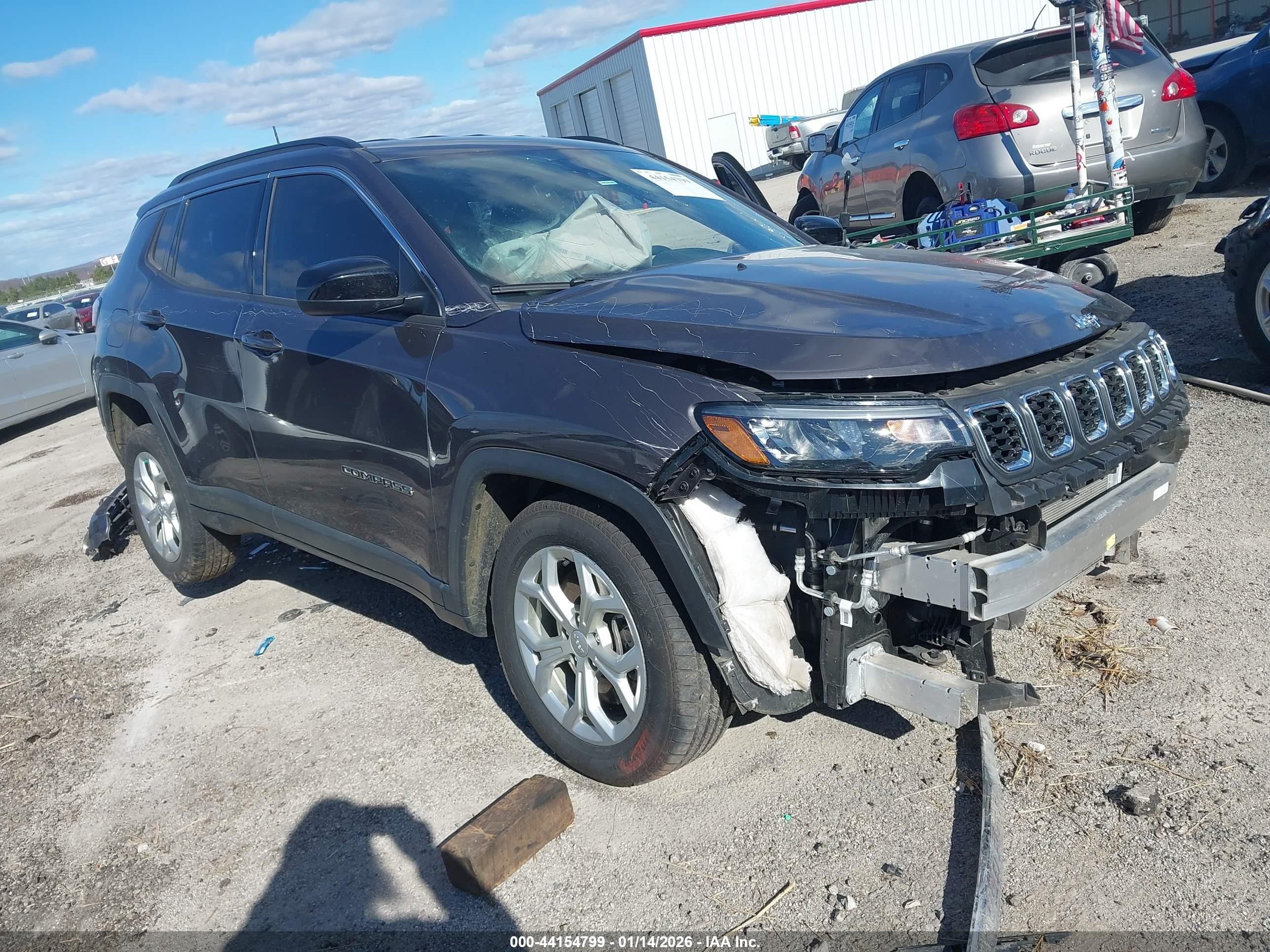 2024 Jeep Compass Latitude, VIN 3C4NJDBN9RT132547 — Side