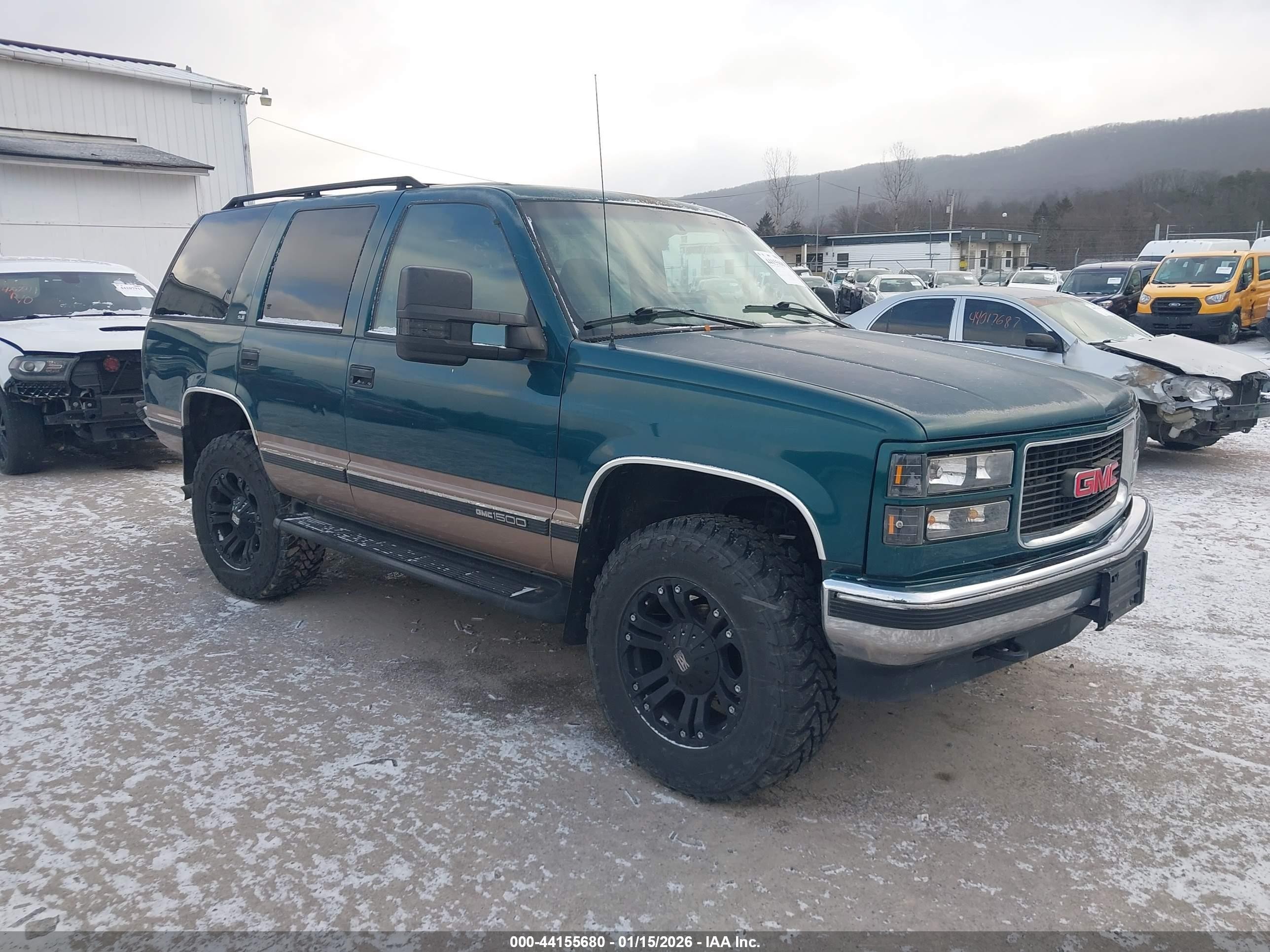 1996 GMC Yukon, VIN 1GKEK13R7TJ707924 — Rear end