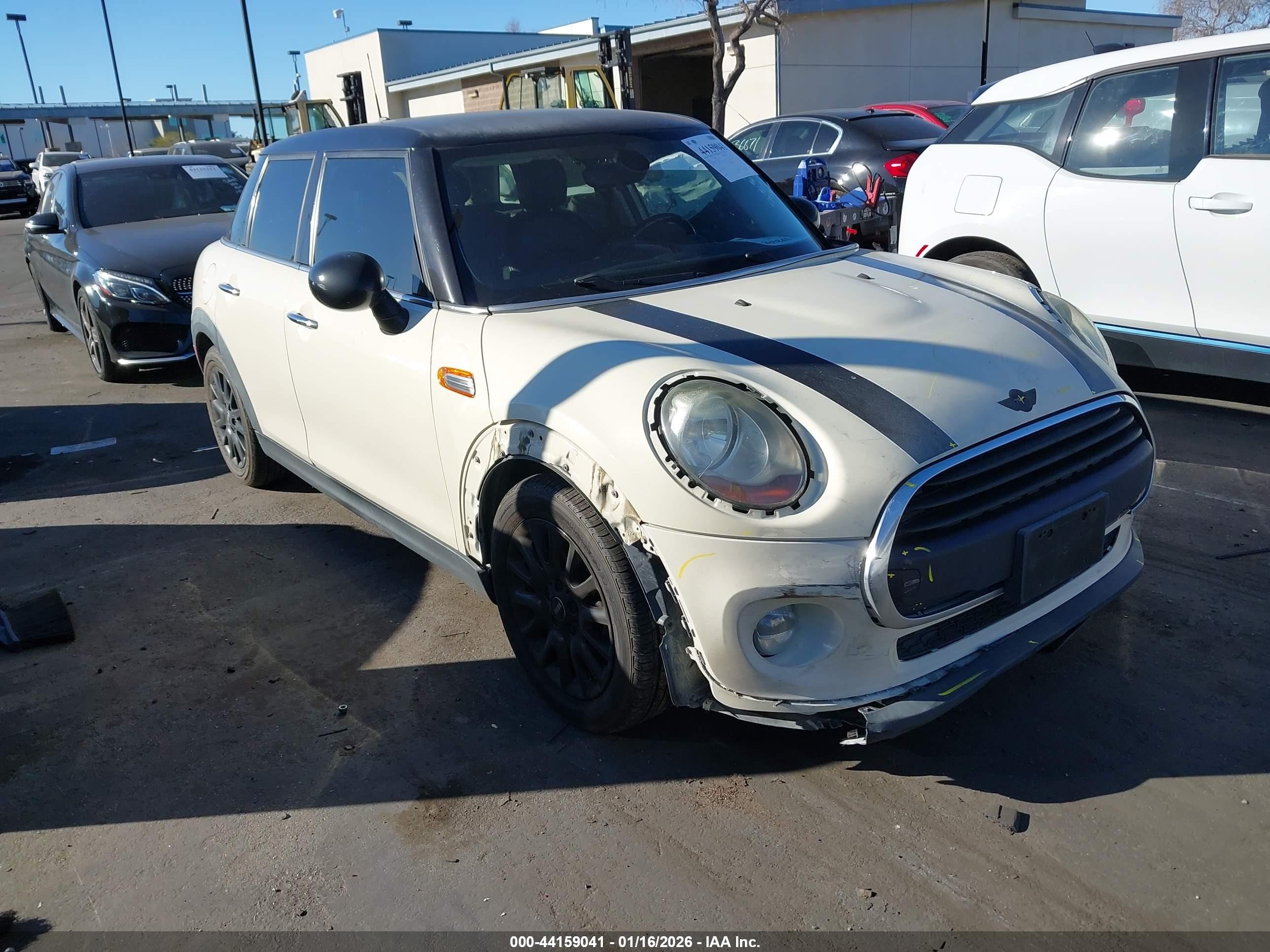 2018 MINI Hardtop 4 Door Cooper, VIN WMWXU1C55J2F79895 — Фото с аукциона