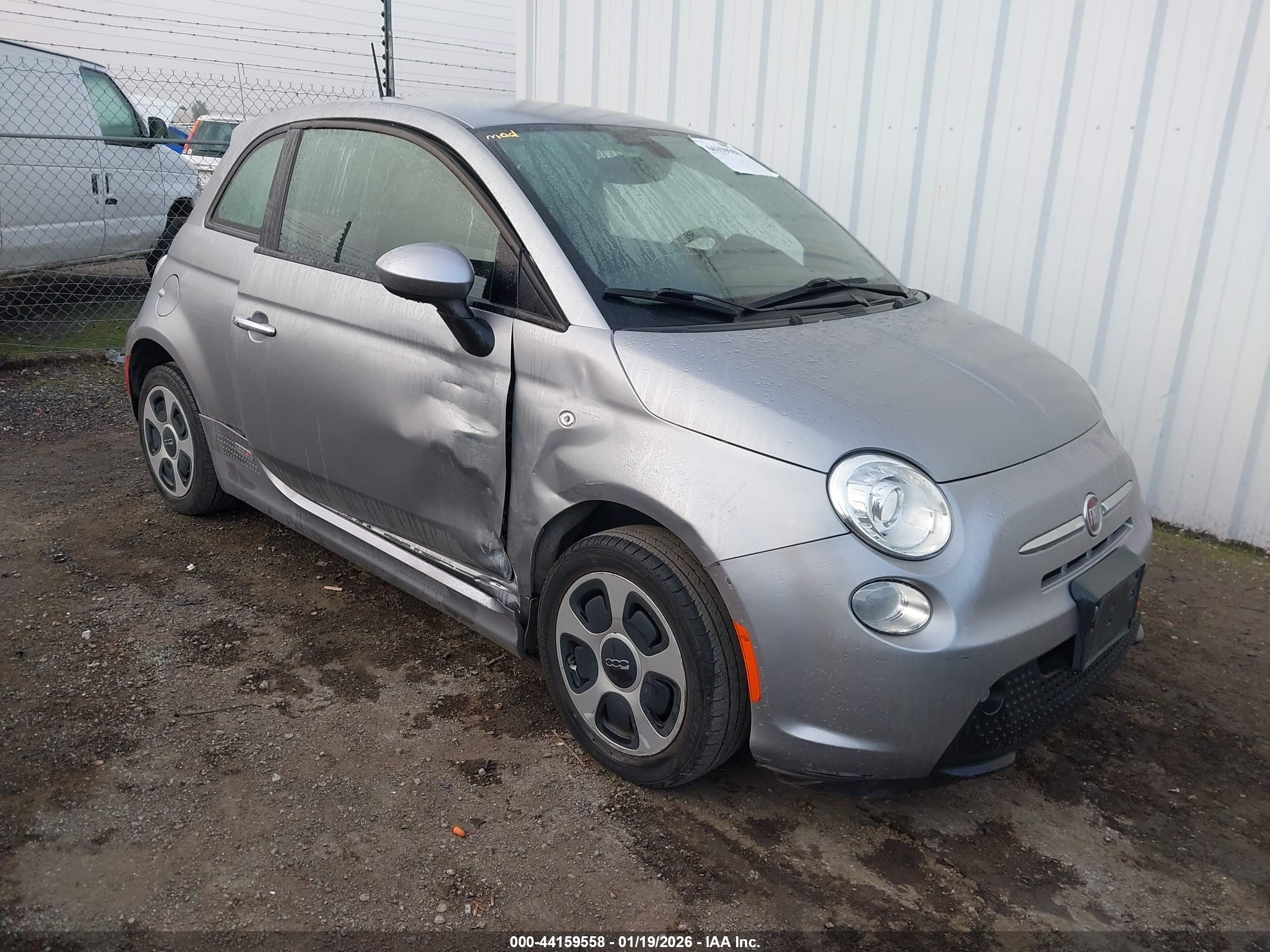 2018 FIAT 500e, VIN 3C3CFFGE3JT377544 — Бок