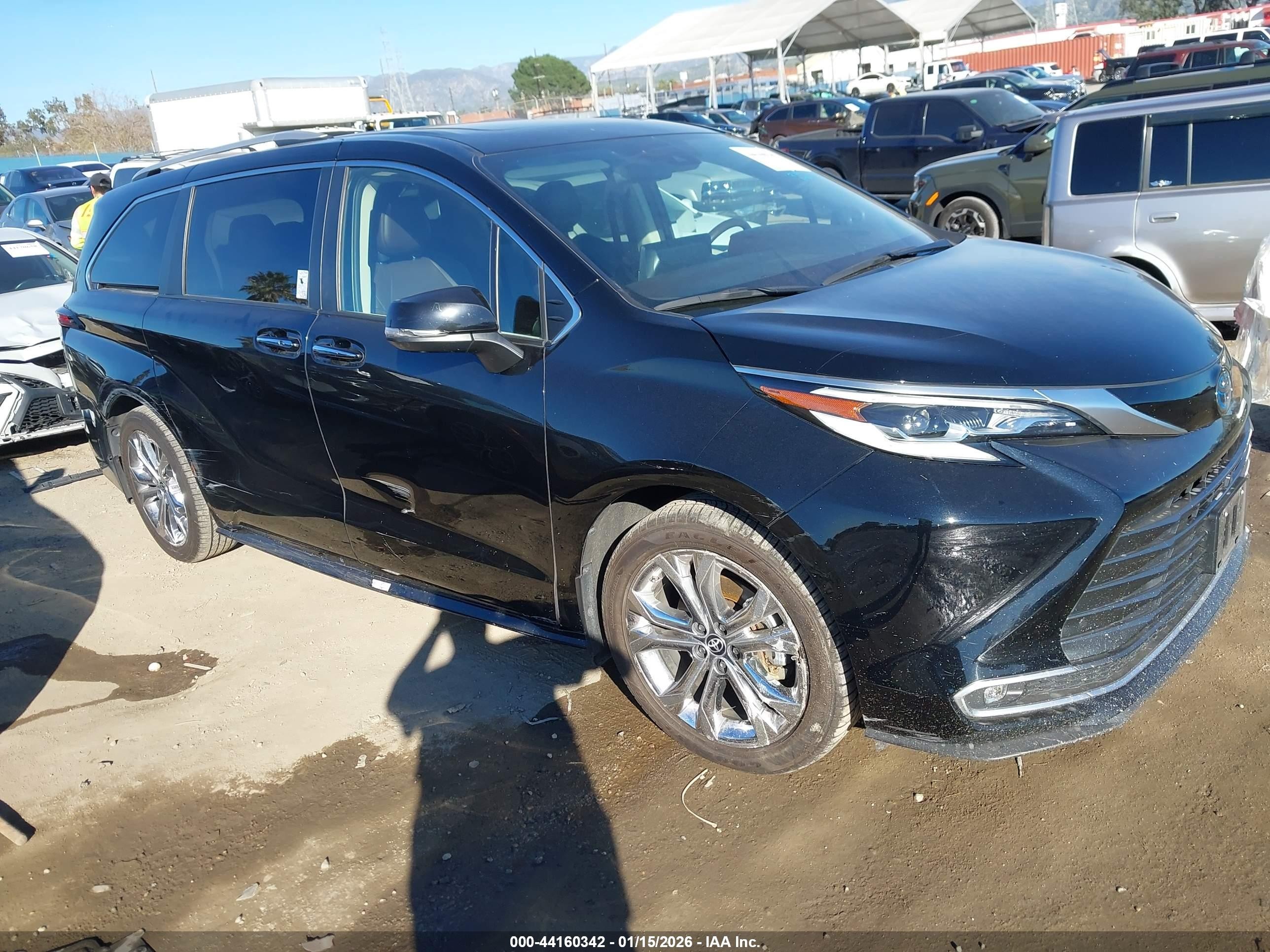 2023 Toyota Sienna Platinum, VIN 5TDERKEC8PS170771 — Side