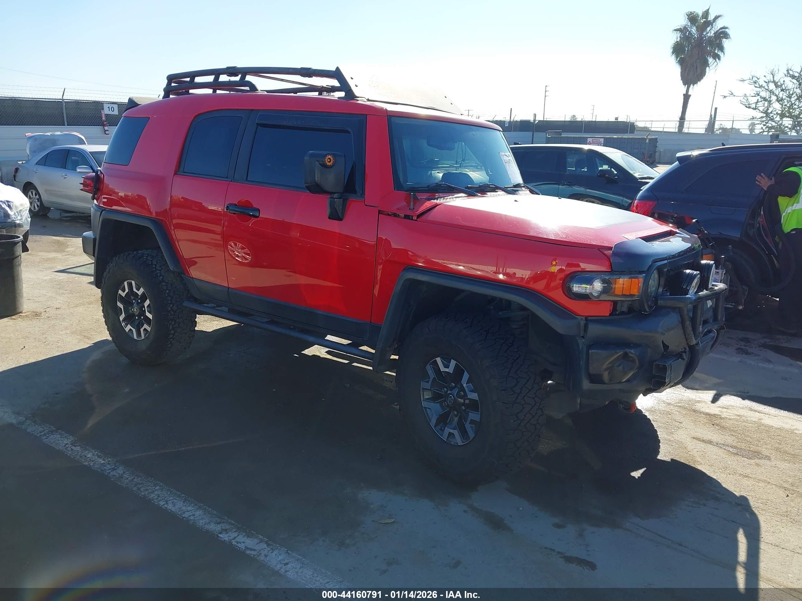 2012 Toyota FJ Cruiser, VIN JTEBU4BFXCK140695 — Front end