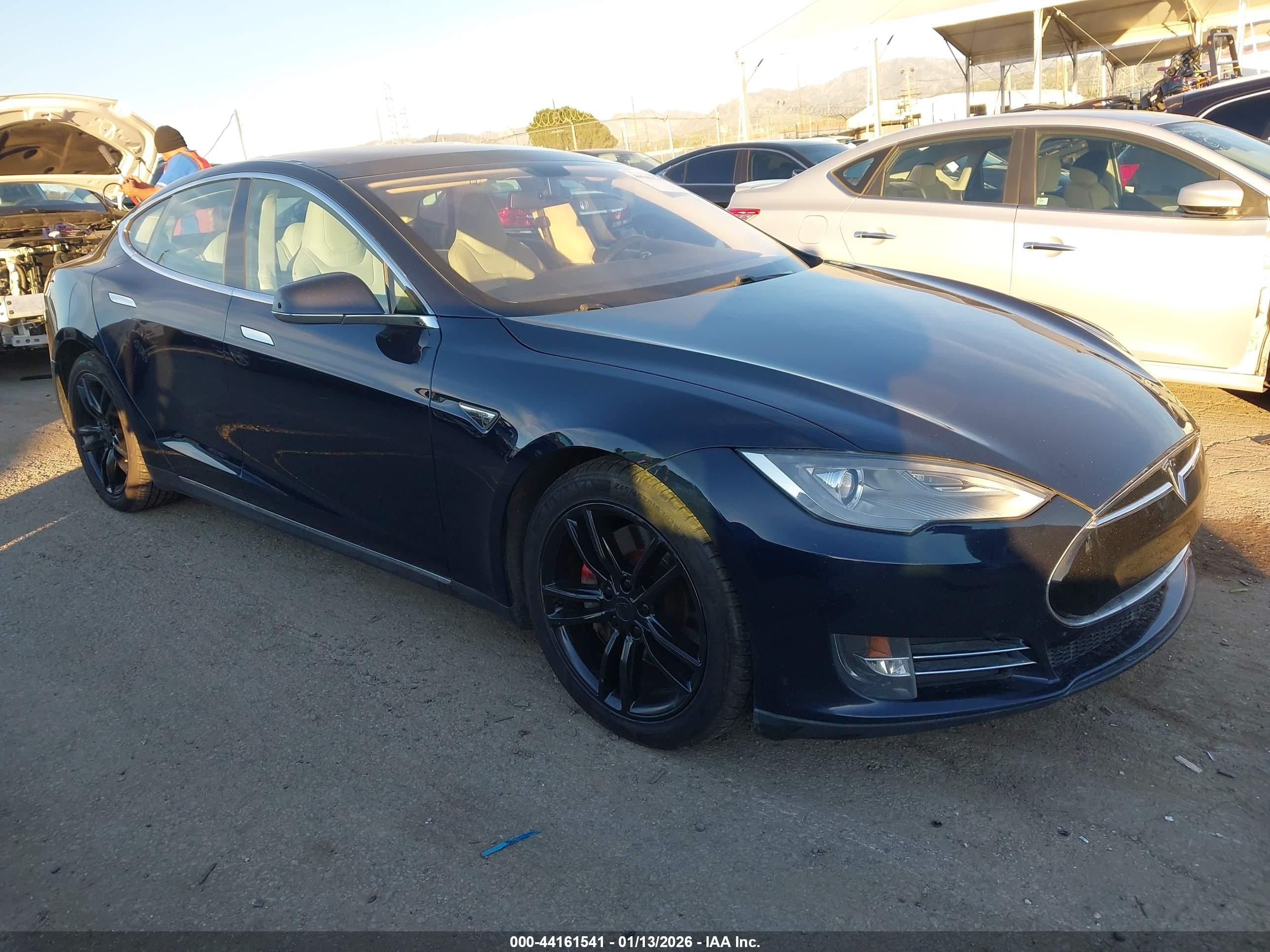 2013 Tesla Model S, VIN 5YJSA1CN6DFP17285 — Пресная вода