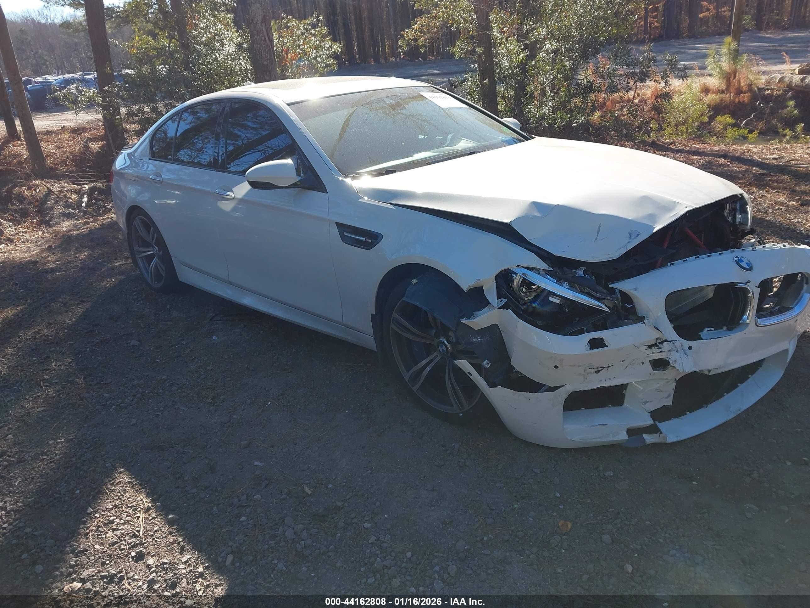 2016 BMW M5, VIN WBSFV9C52GD595775 — Перед
