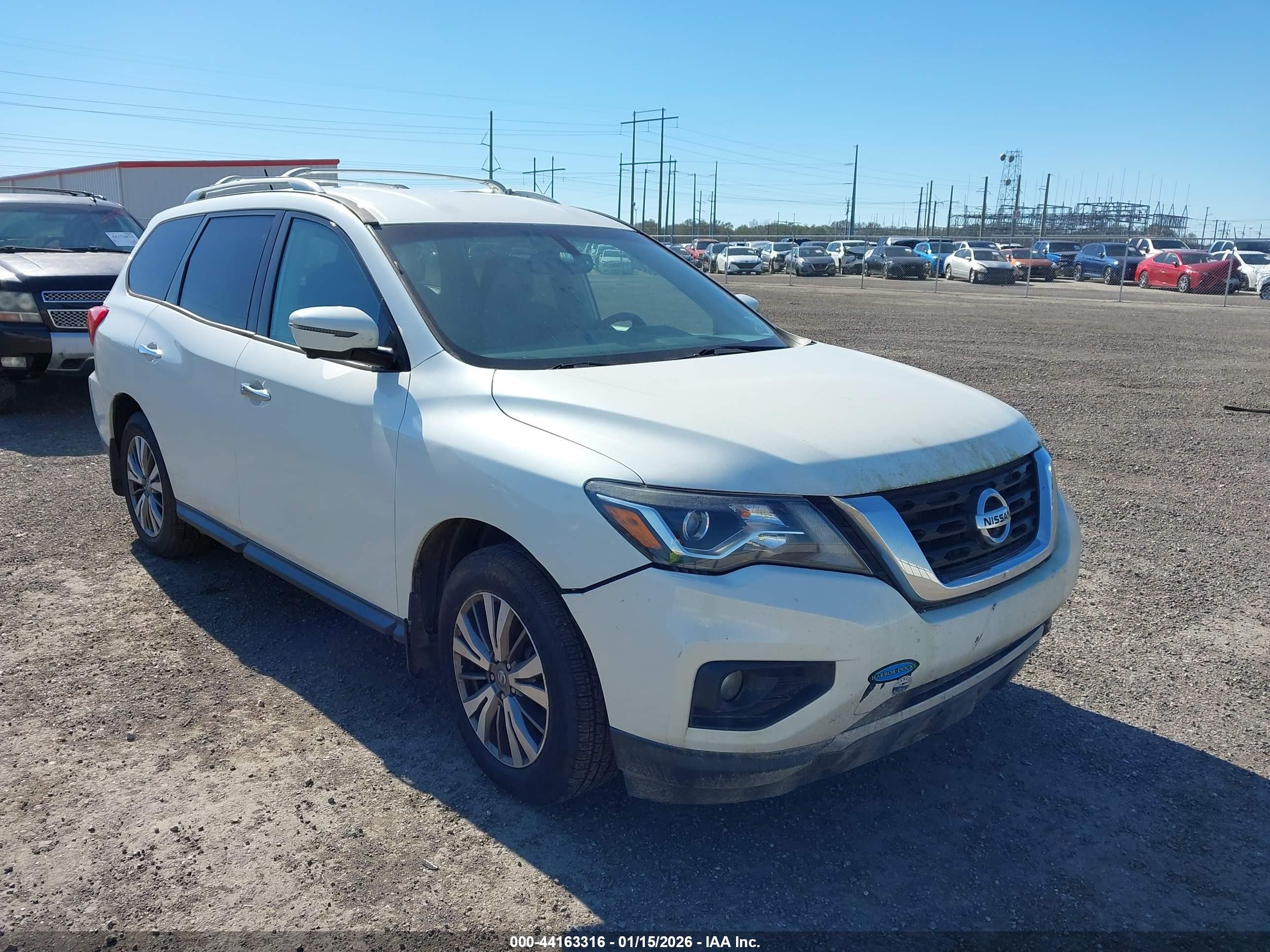 2018 Nissan Pathfinder SV, VIN 5N1DR2MNXJC618902 — Перед
