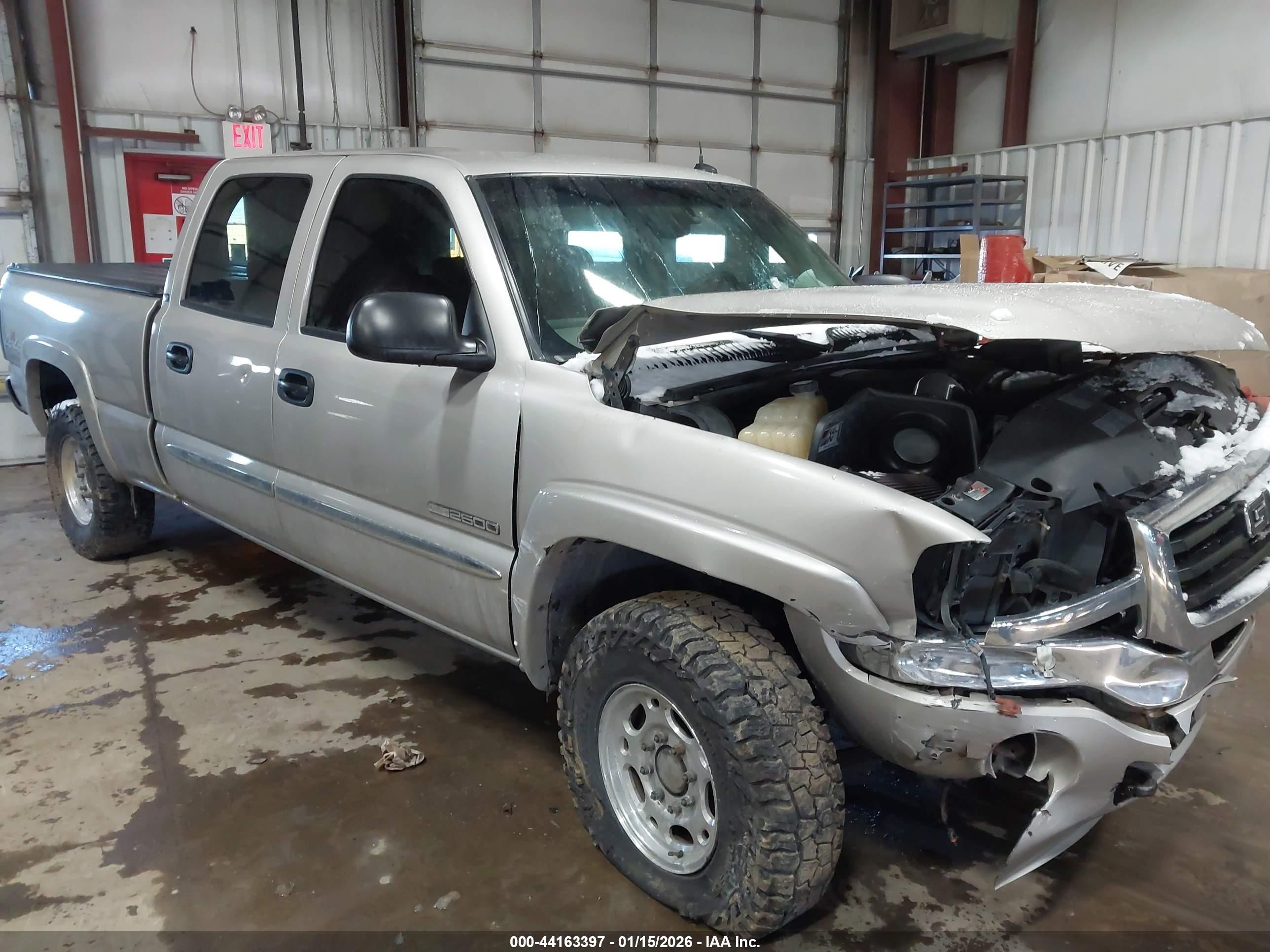 2004 GMC Sierra 2500 SLE, VIN 1GTGK23U74F138589 — Front end
