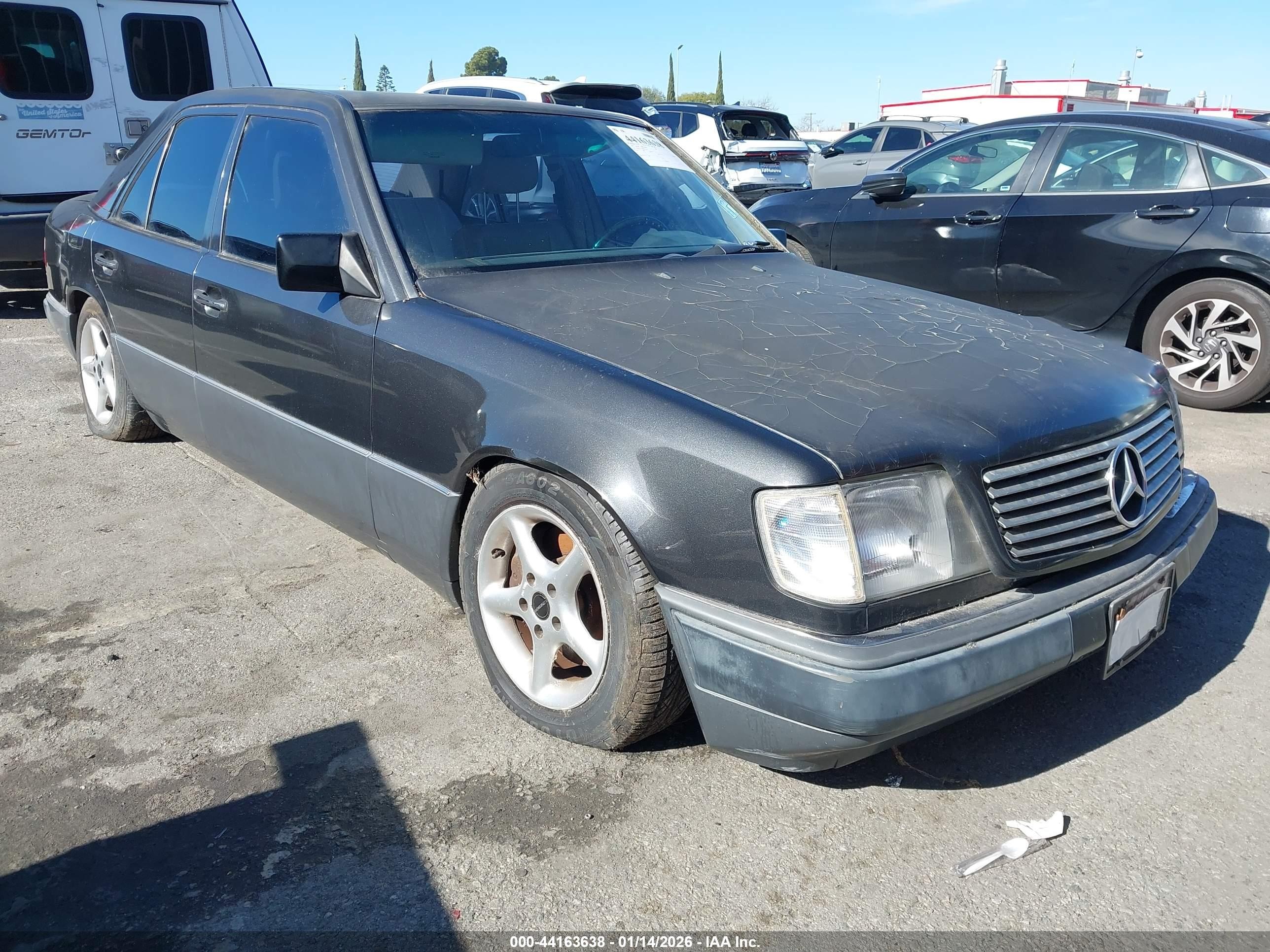1992 Mercedes-Benz 400 E, VIN WDBEA34EXNB741647 — Normal wear