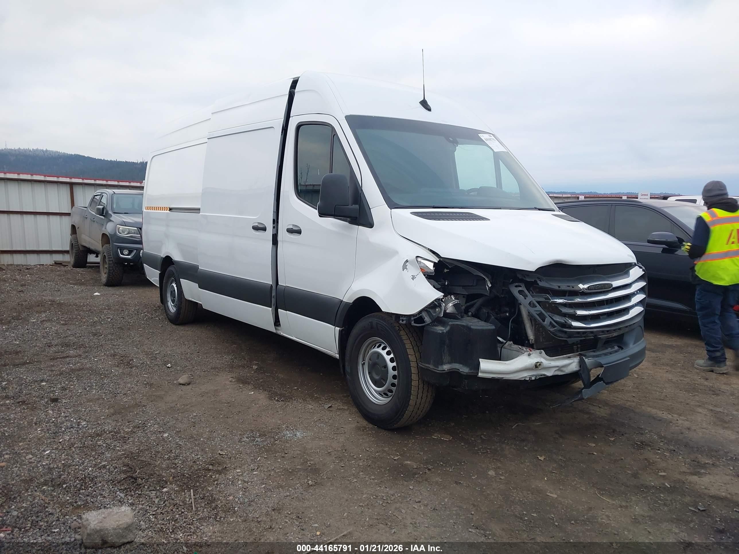 2019 Freightliner Sprinter, VIN WDRPF1CD1KT009289 — Front end