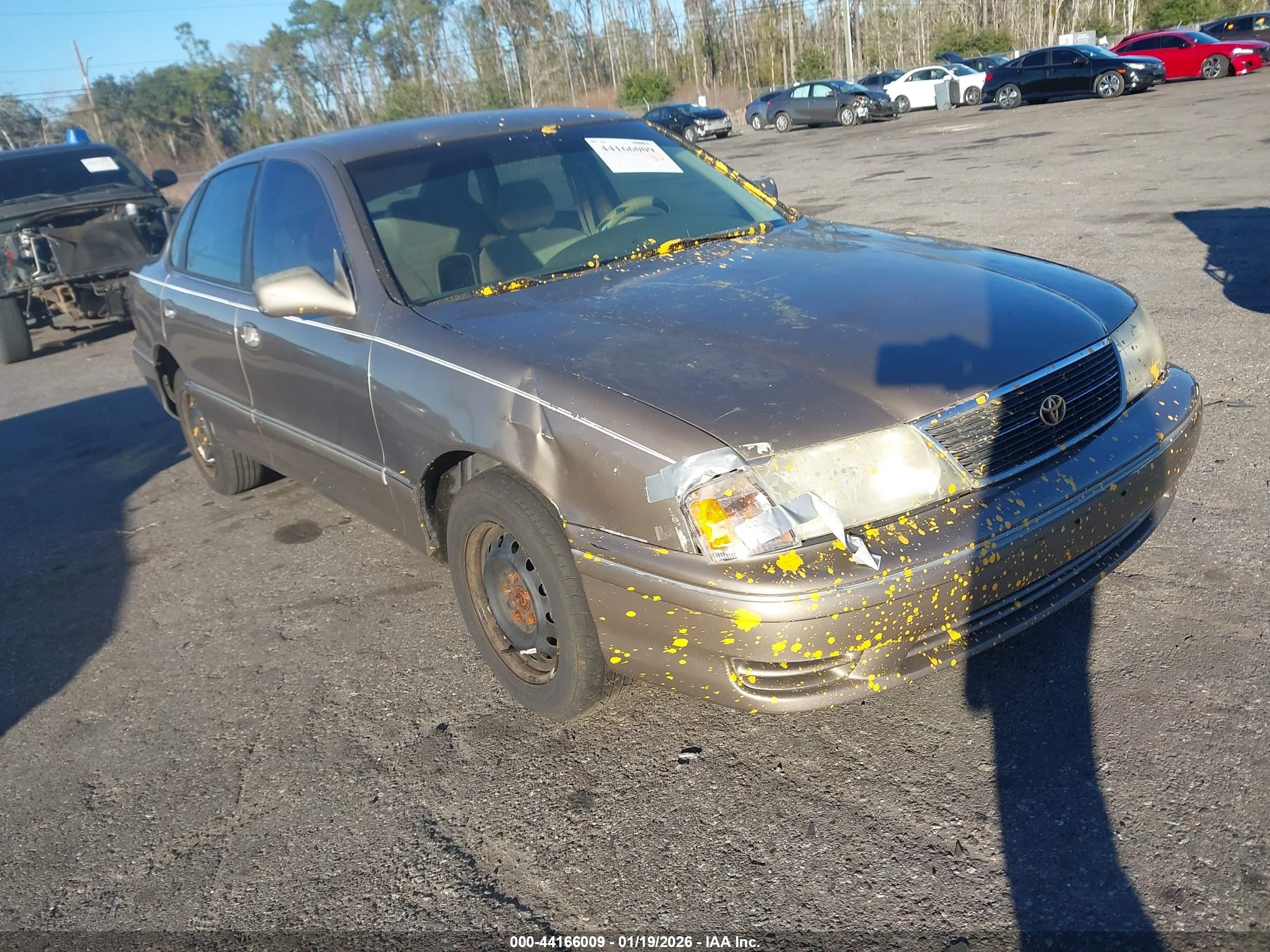 1998 Toyota Avalon XL, VIN 4T1BF18B9WU215943 — Front end