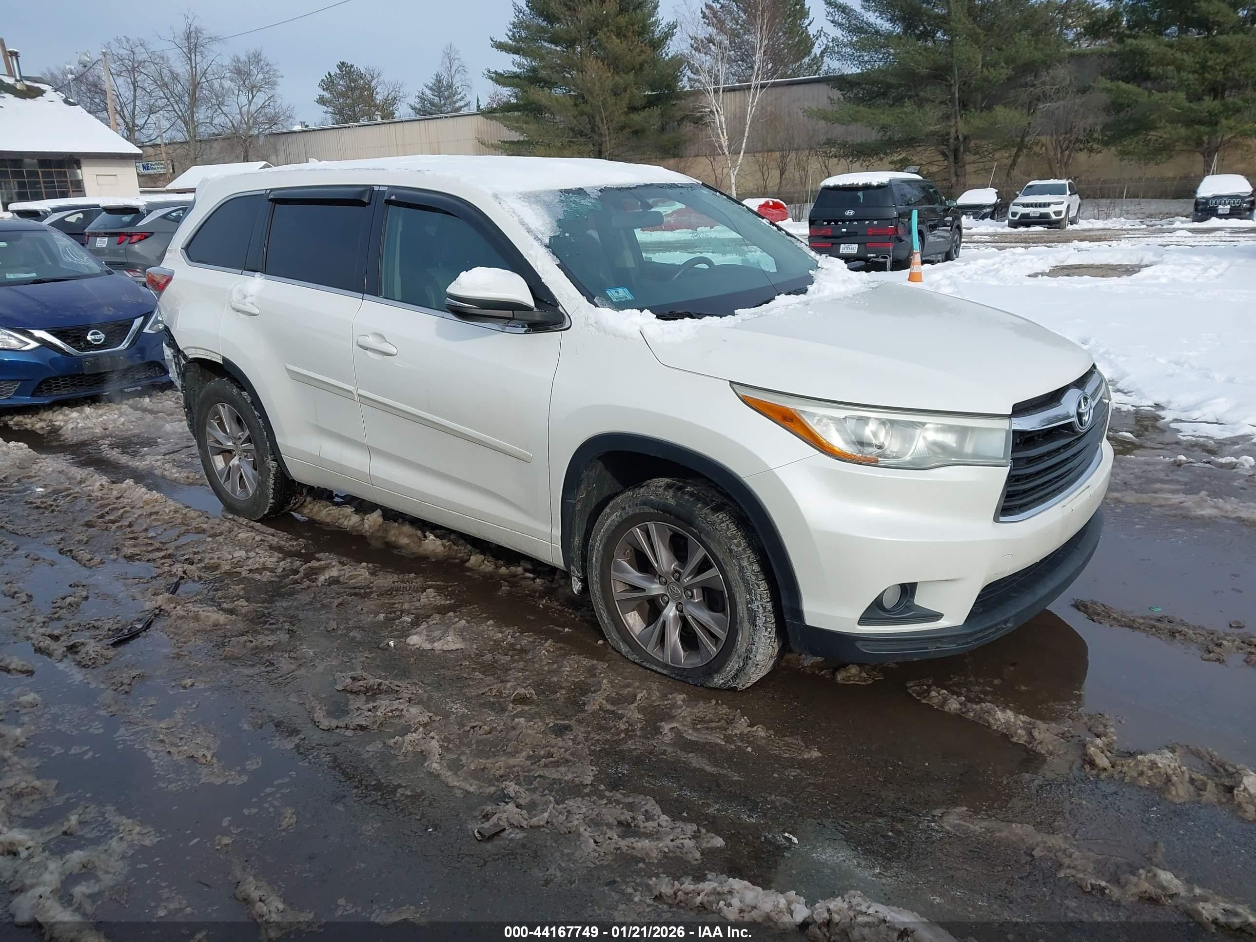 2015 Toyota Highlander LE, VIN 5TDBKRFH0FS129561 — Rear end