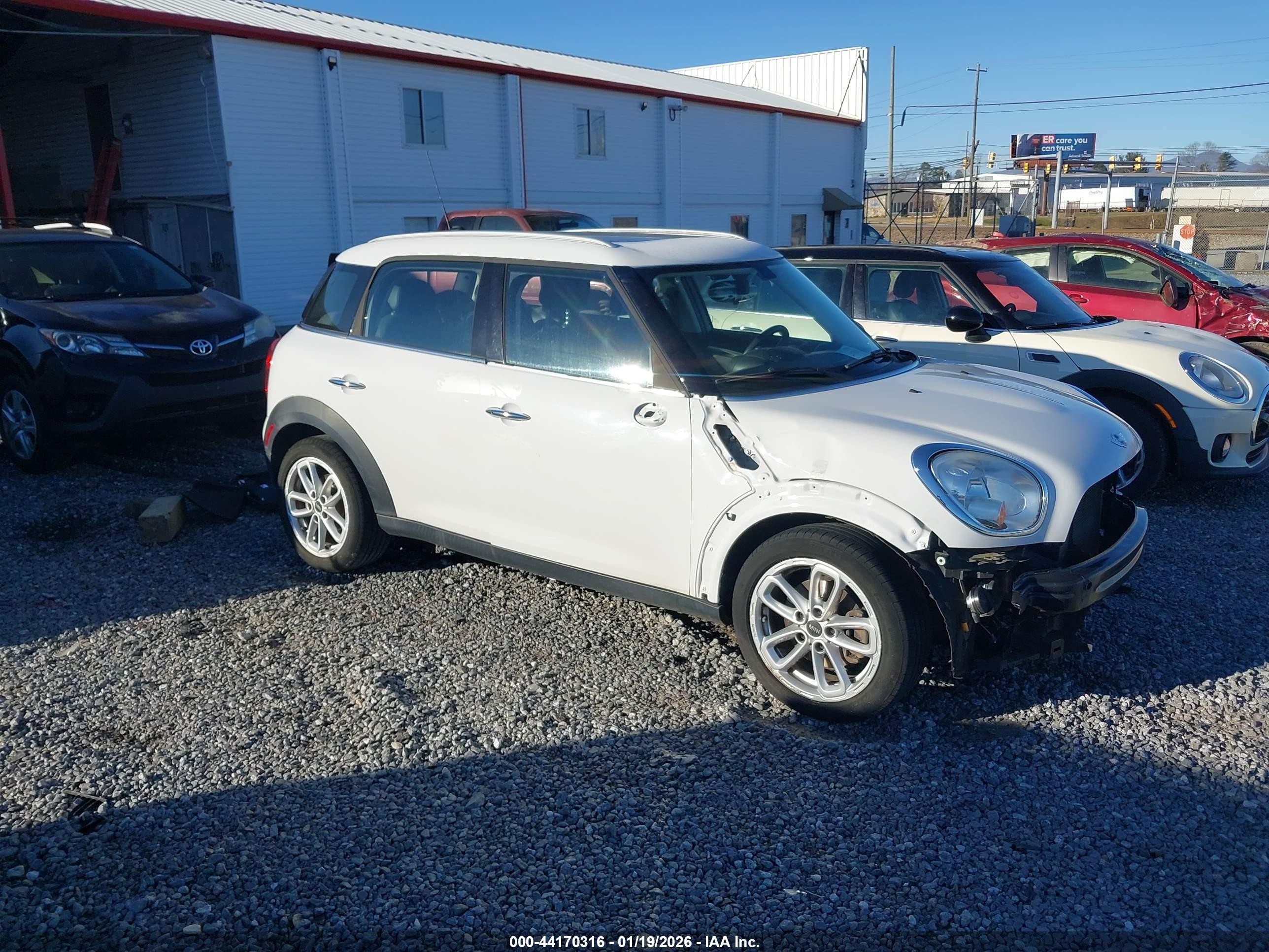 2015 MINI Countryman, VIN WMWZB3C55FWR43952 — Front end