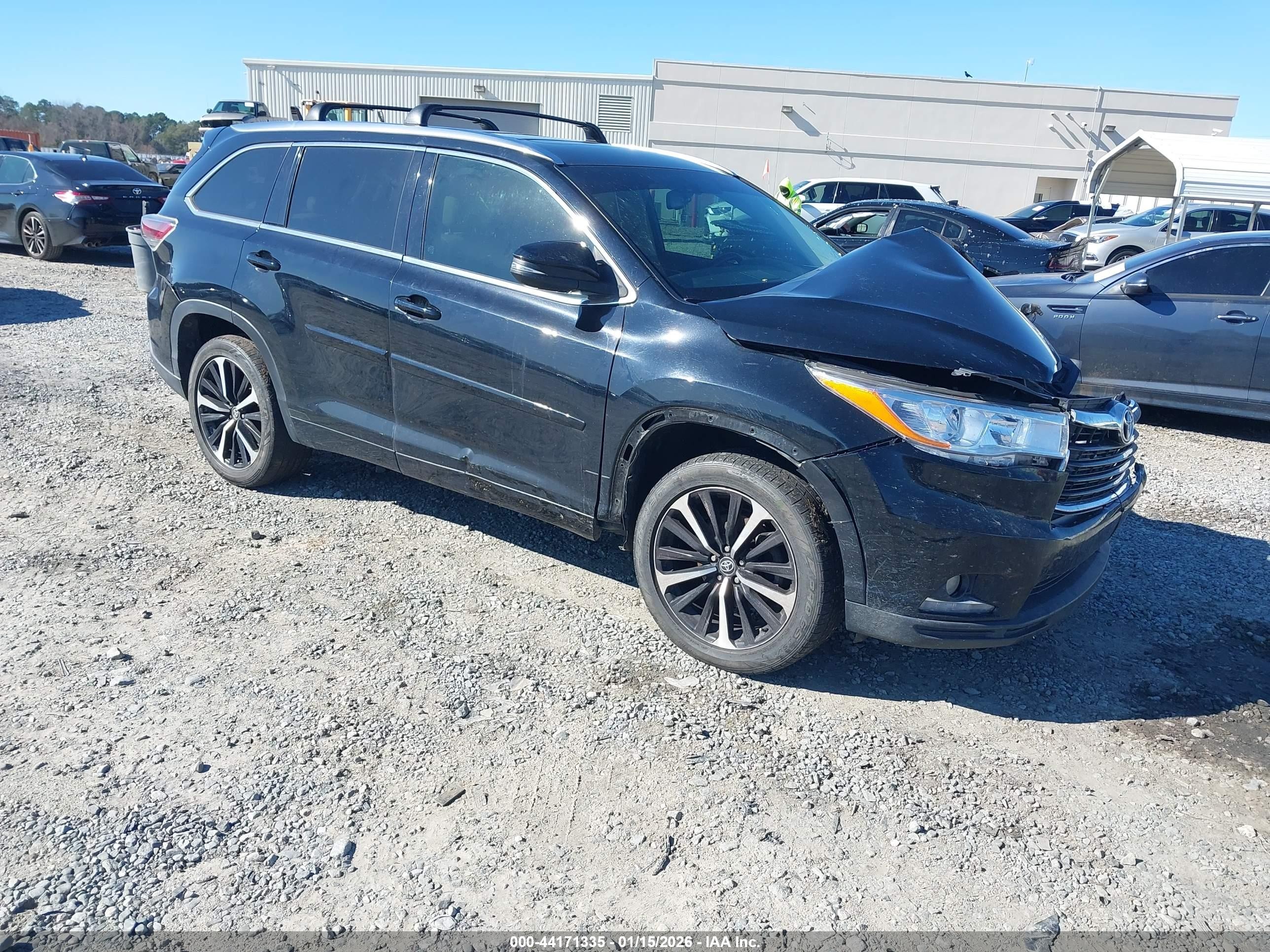 2015 Toyota Highlander Limited, VIN 5TDYKRFH1FS062866 — Front end