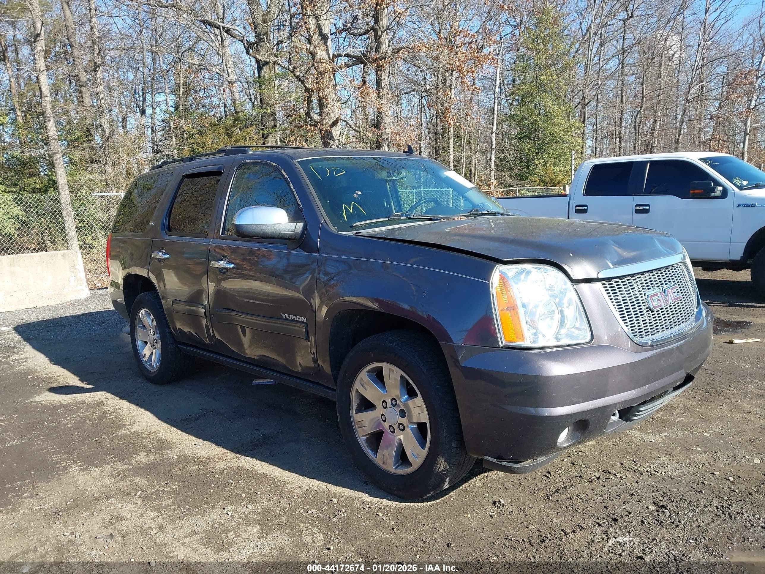 2010 GMC Yukon SLT, VIN 1GKUKCE07AR129408 — Side