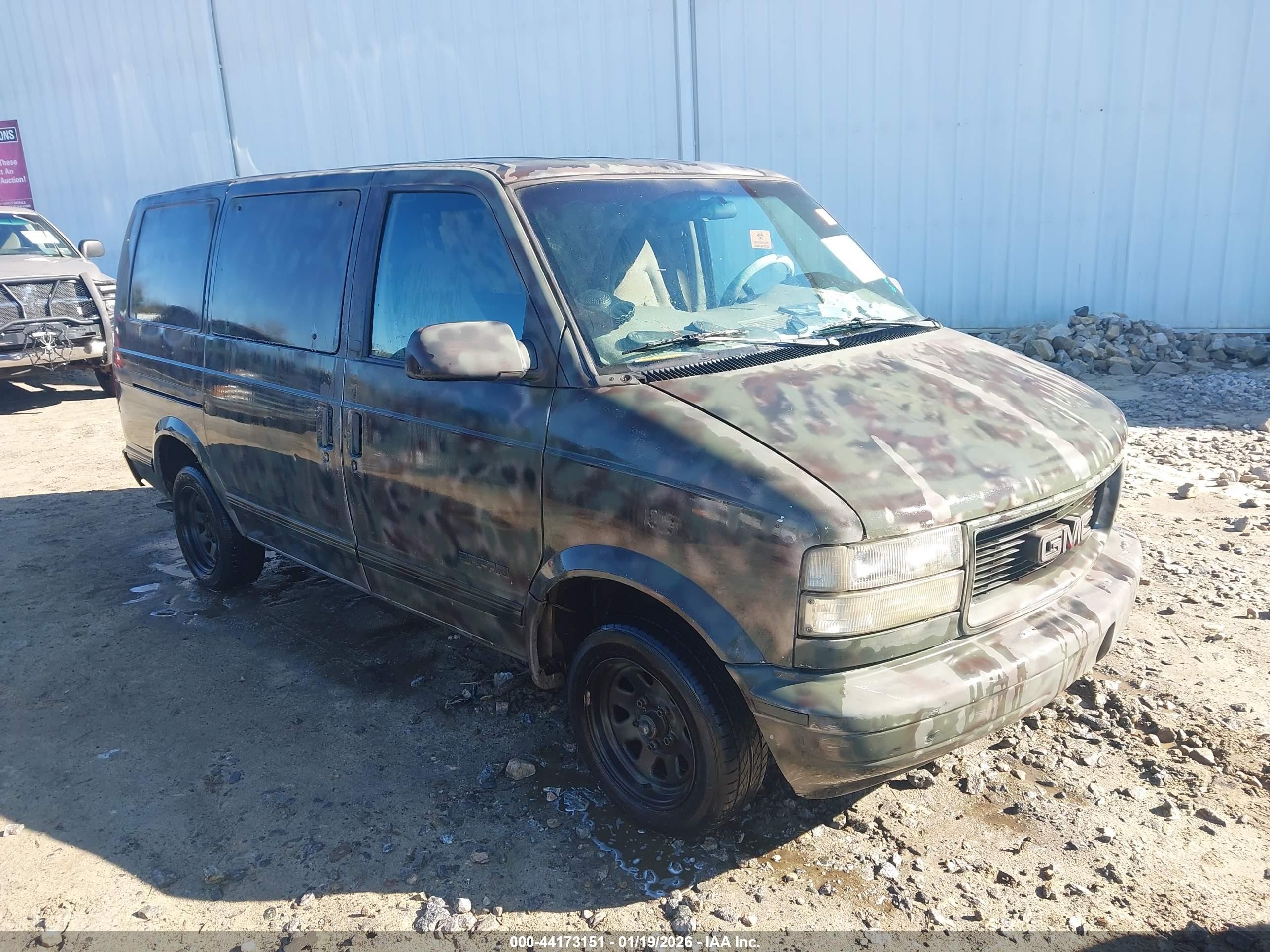 1998 GMC Safari, VIN 1GKDM19WXWB508464 — Front end