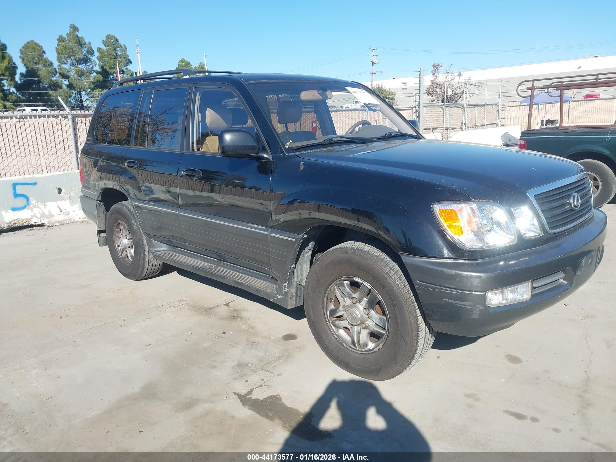 2002 Lexus LX 470, VIN JTJHT00W023521927 — Front end
