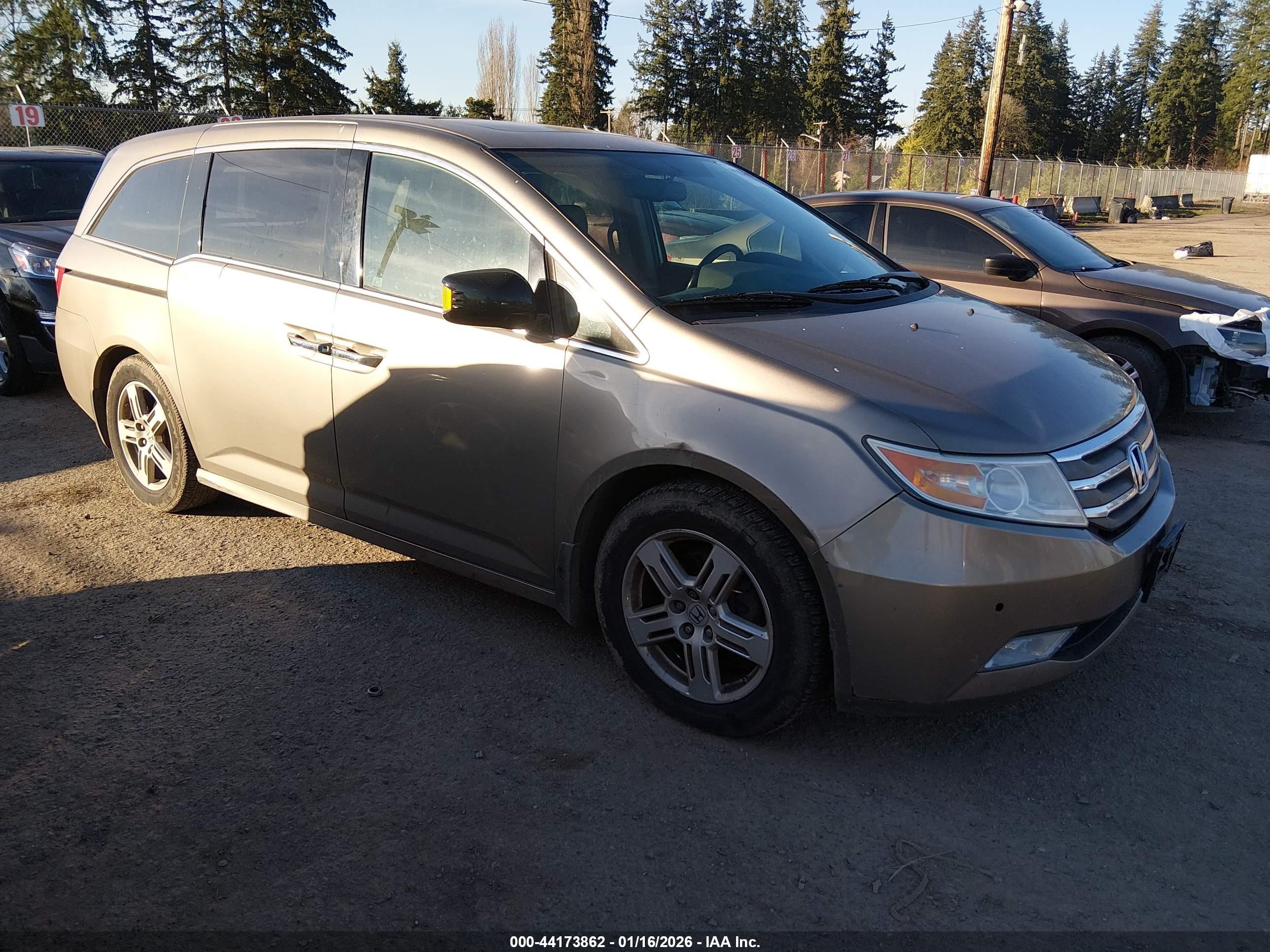 2011 Honda Odyssey Touring, VIN 5FNRL5H90BB041327 — Front end