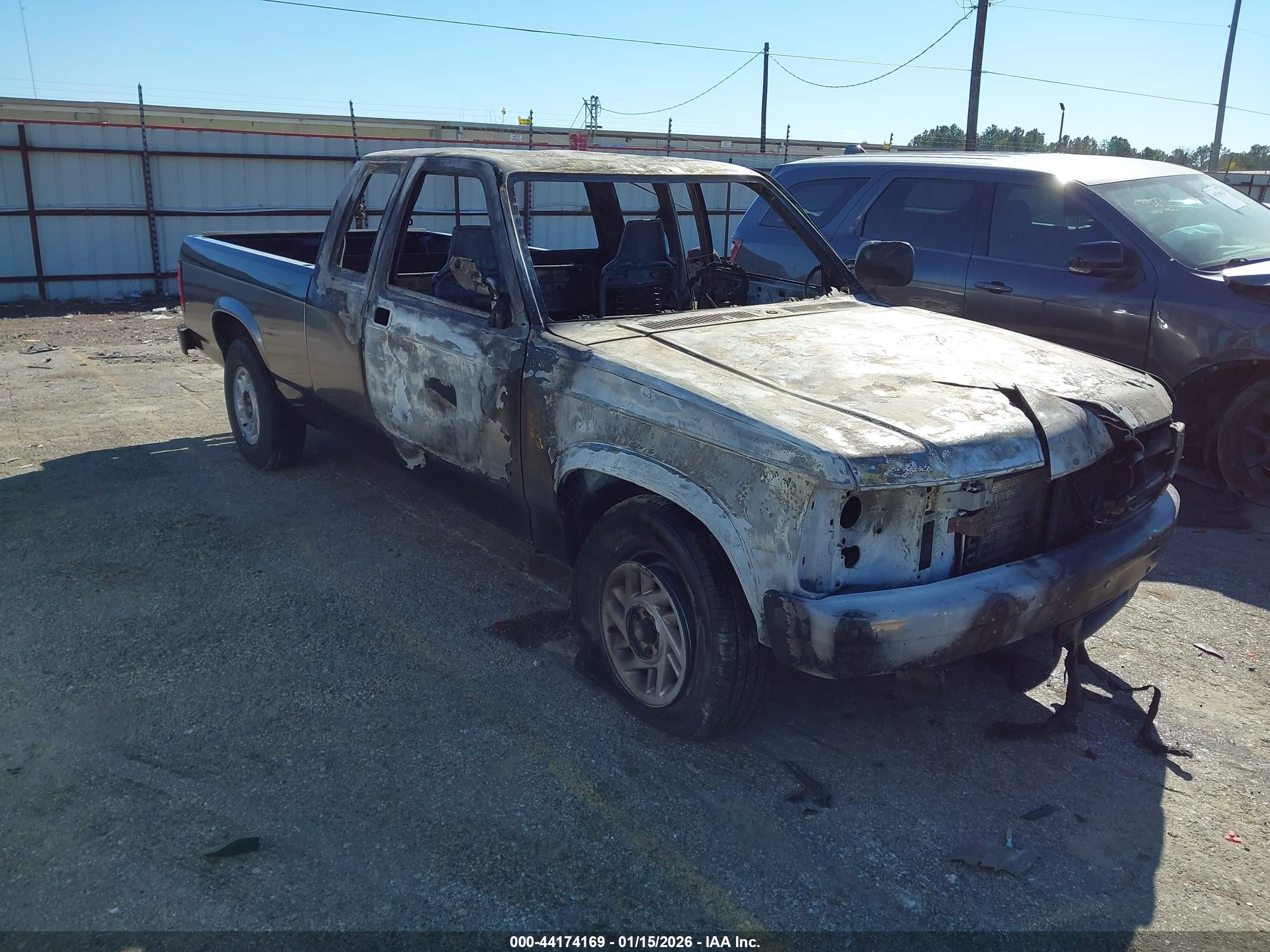 1992 Dodge Dakota, VIN 1B7GL23Y6NS675589 — Пожар