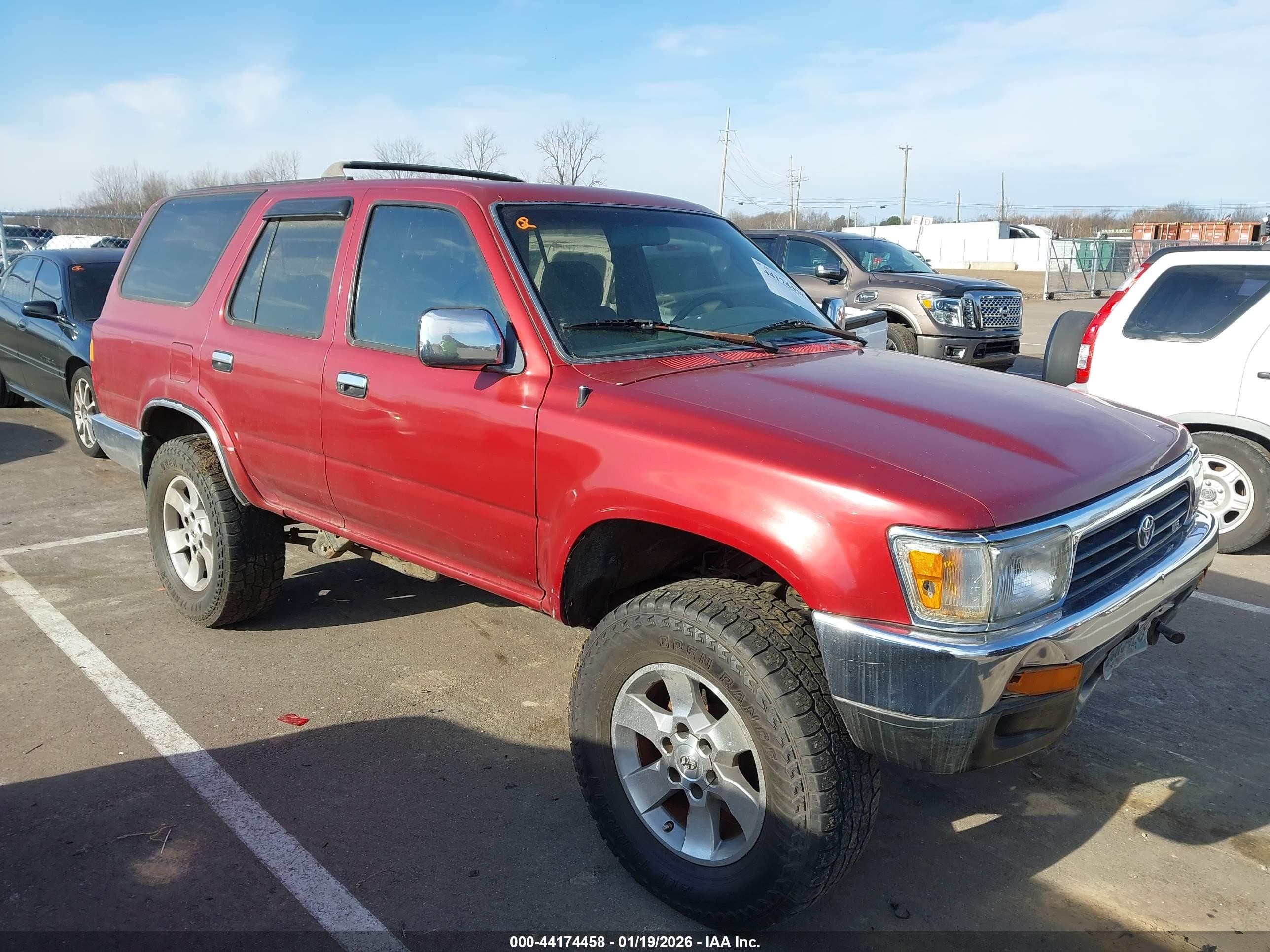 1992 Toyota 4Runner, VIN JT3VN39W4N8036383 — Front end